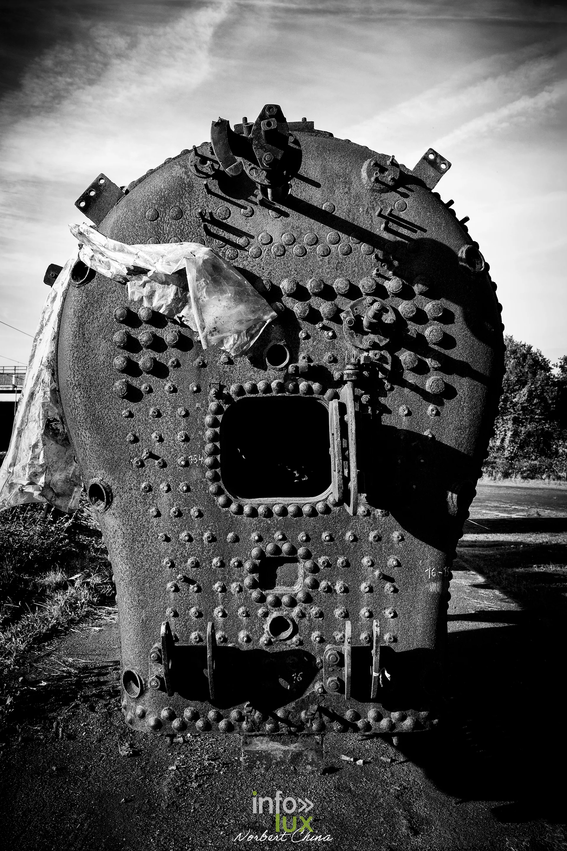 Rétrotrain, musée ferroviaire de la PFT à Saint-Ghislain, 3 octobre 2026 : une chaudière de locomotive à vapeur, en noir et blanc (photo Norbert China)