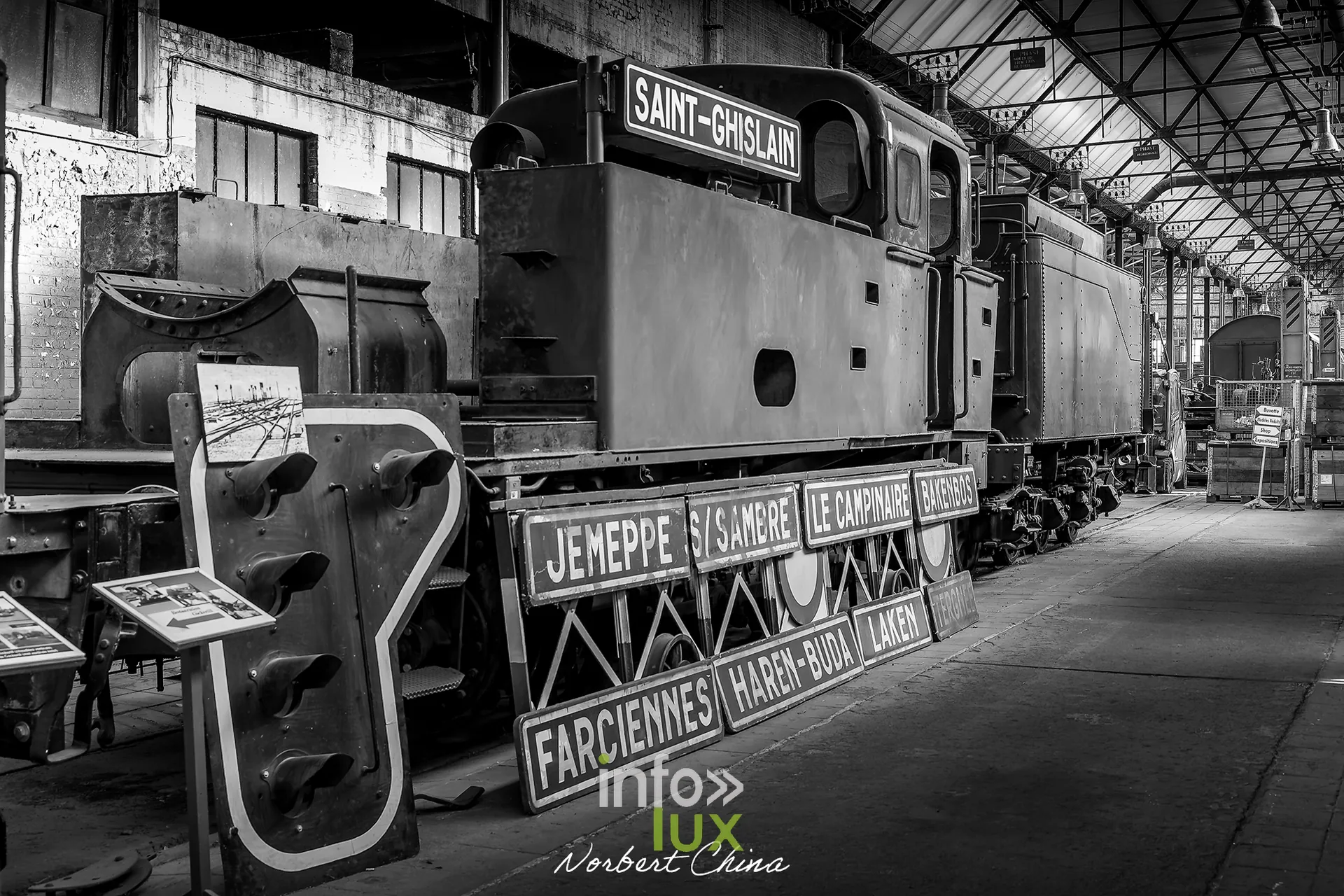 Rétrotrain, musée ferroviaire de la PFT à Saint-Ghislain, 3 octobre 2026 : une locomotive à vapeur avec une plaque de parcours Jemeppe – Charleroi – Farciennes – Marchienne (photo Norbert China)