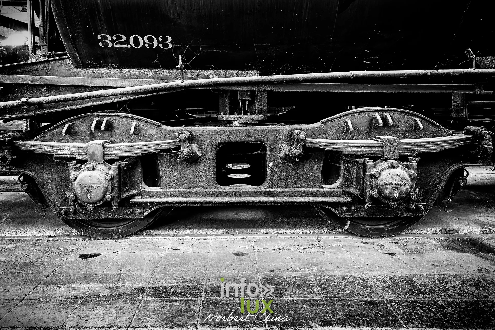 Rétrotrain, musée ferroviaire de la PFT à Saint-Ghislain, 3 octobre 2026 : un bogie de wagon numéroté 32093, en noir et blanc (photo Norbert China)