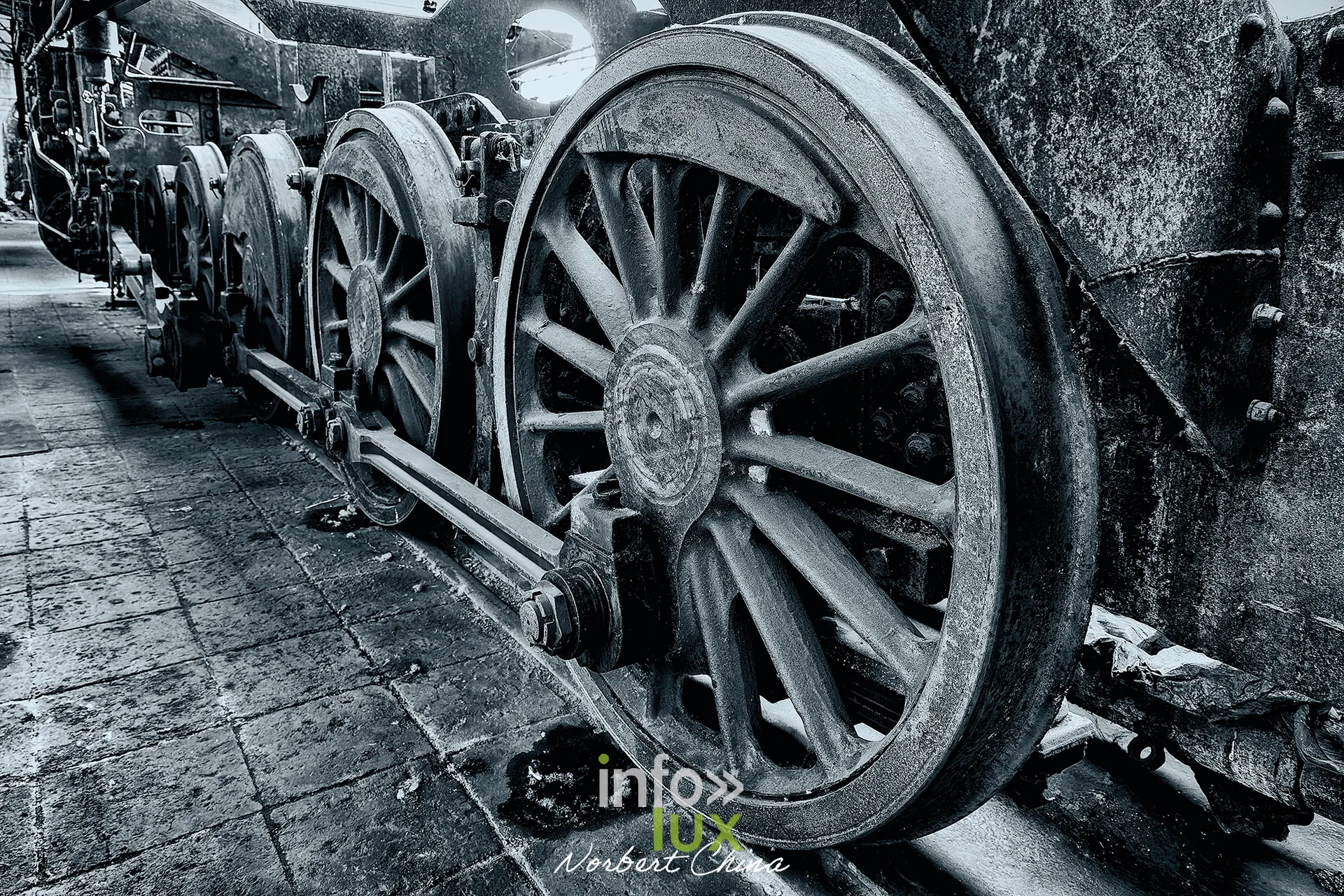 Rétrotrain, musée ferroviaire de la PFT à Saint-Ghislain, 3 octobre 2026 : les roues d’une locomotive, en noir et blanc (photo Norbert China)