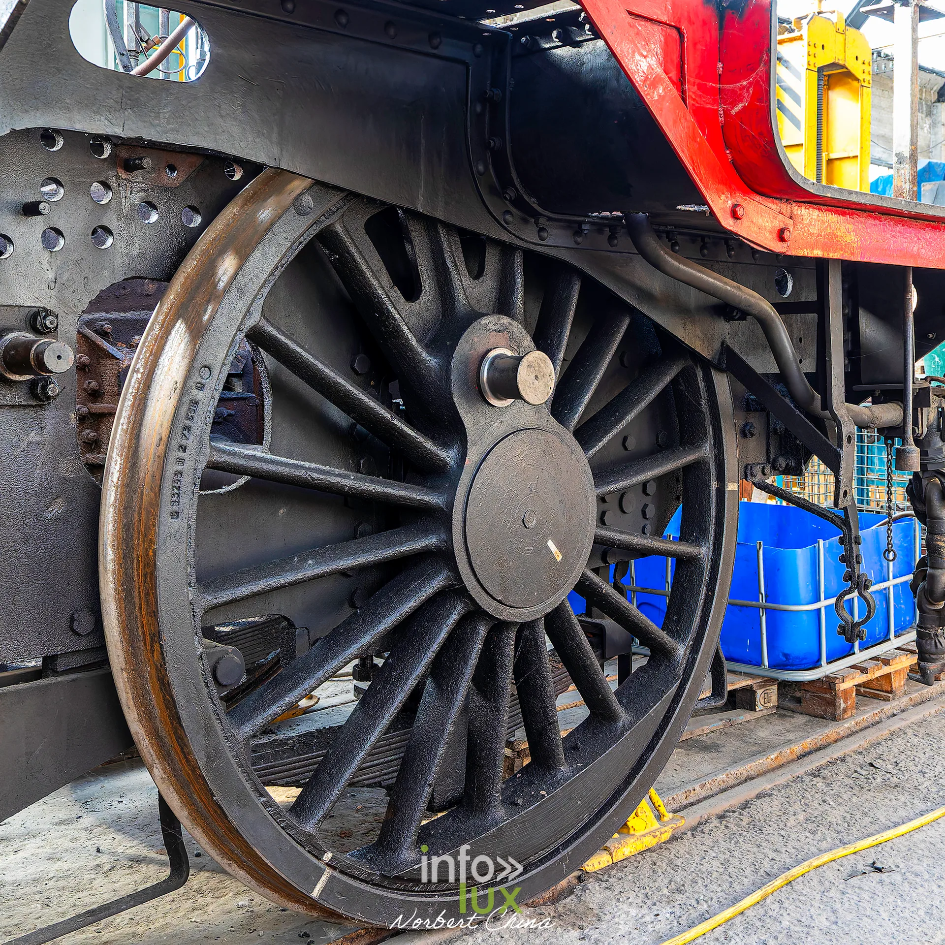 Rétrotrain, musée ferroviaire de la PFT à Saint-Ghislain, 3 octobre 2026 : une roue motrice de locomotive (photo Norbert China)