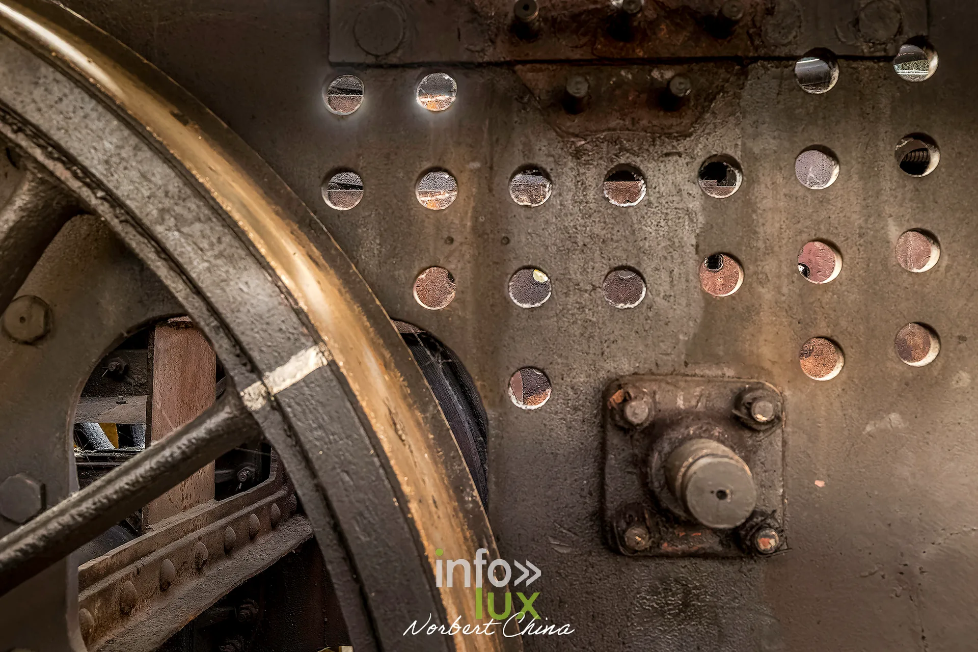 Rétrotrain, musée ferroviaire de la PFT à Saint-Ghislain, 3 octobre 2026 : une roue et son moyeu (photo Norbert China)