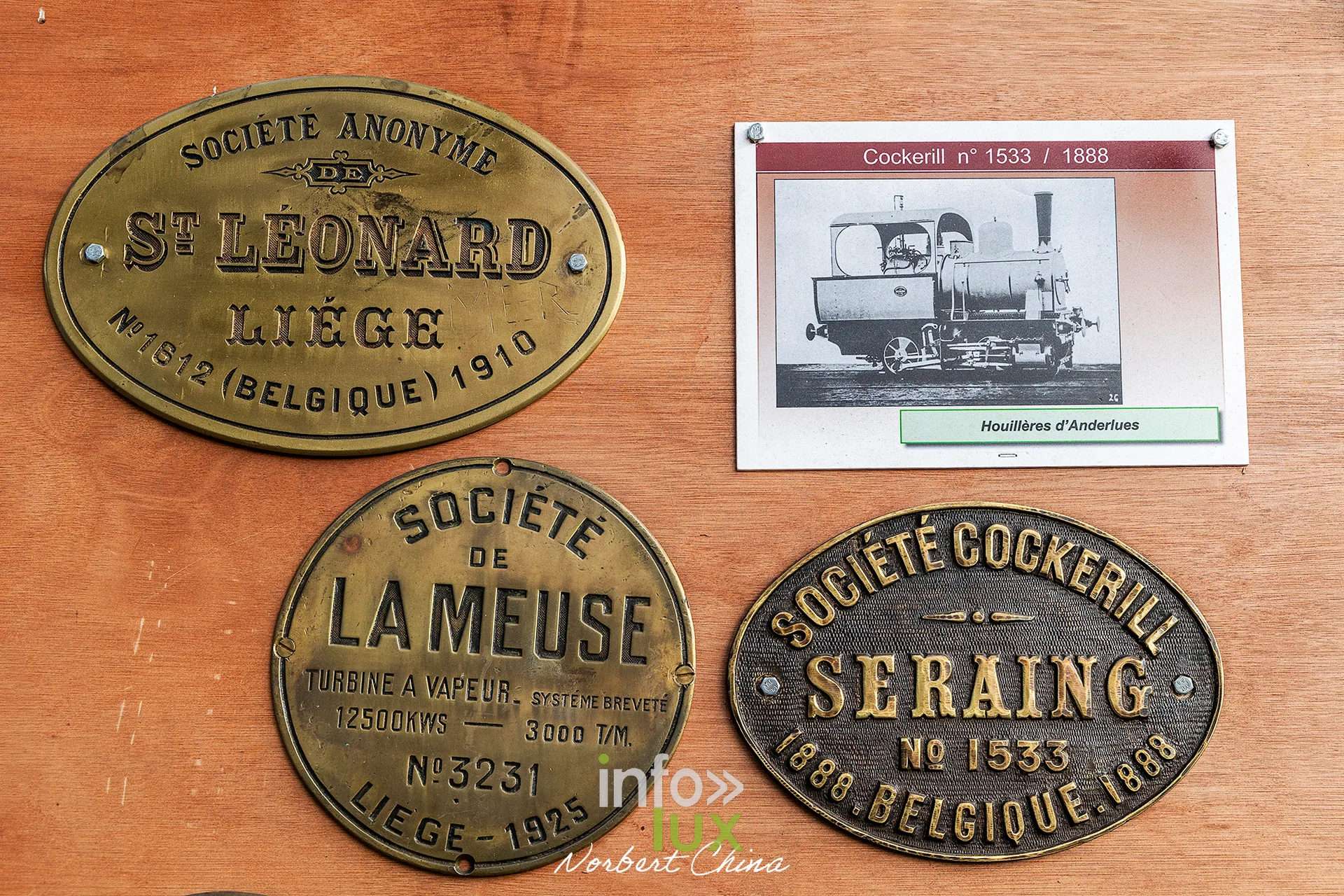 Rétrotrain, musée ferroviaire de la PFT à Saint-Ghislain, 3 octobre 2026 : des plaques de constructeurs Saint-Léonard, Société de la Meuse et Cockerill (photo Norbert China)
