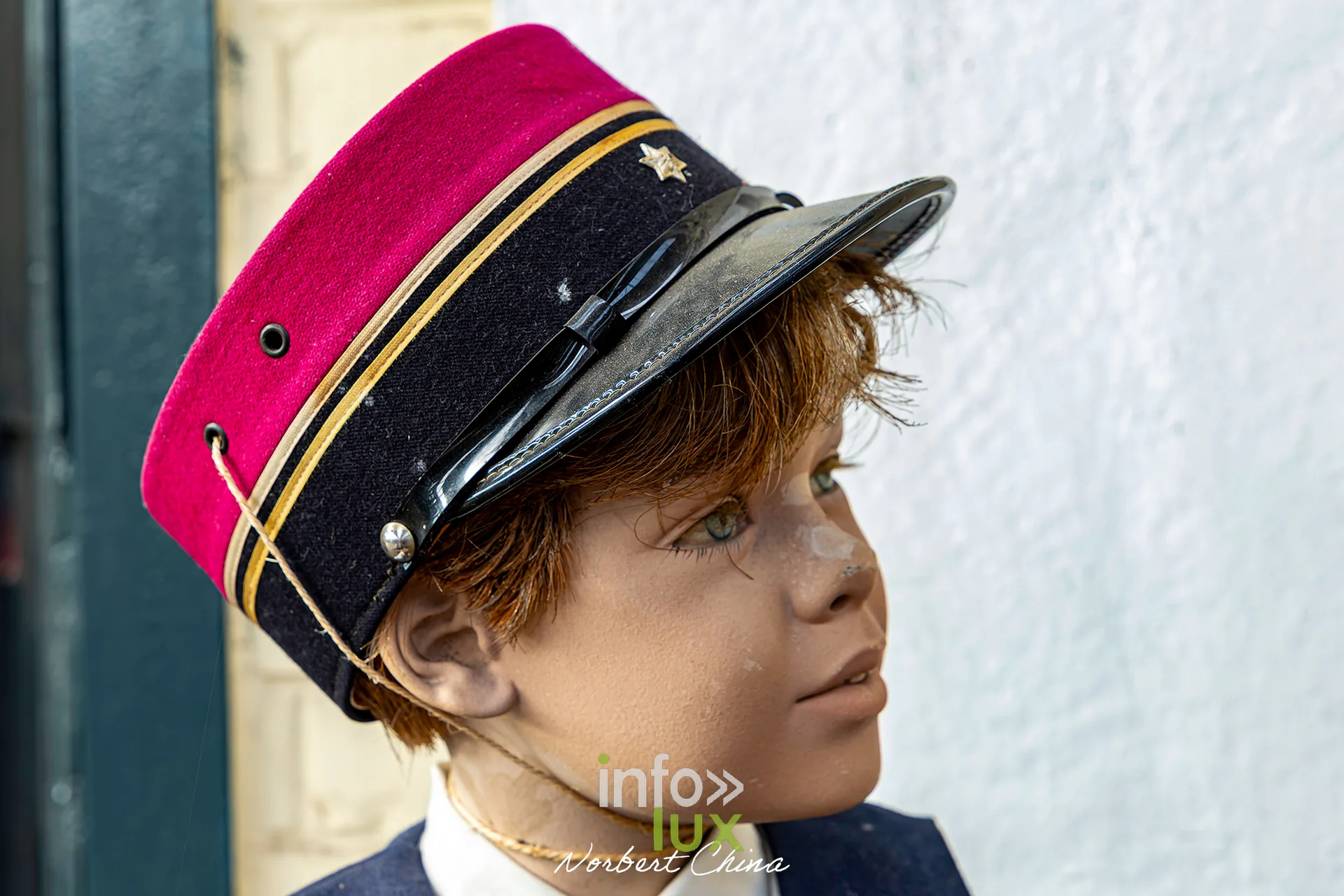 Rétrotrain, musée ferroviaire de la PFT à Saint-Ghislain, 3 octobre 2026 : un mannequin en casquette de chef de gare (photo Norbert China)