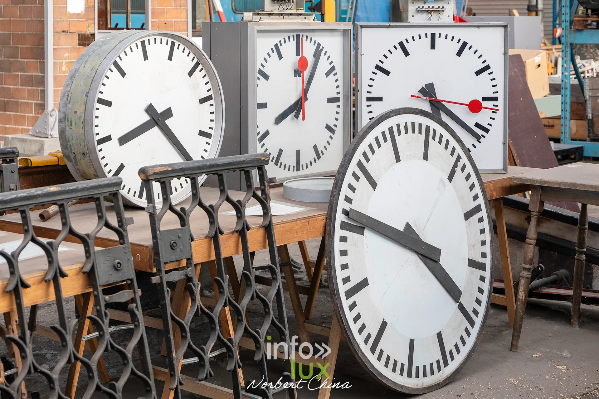 Rétrotrain, musée ferroviaire de la PFT à Saint-Ghislain, 3 octobre 2026 : des horloges de gare (photo Norbert China)