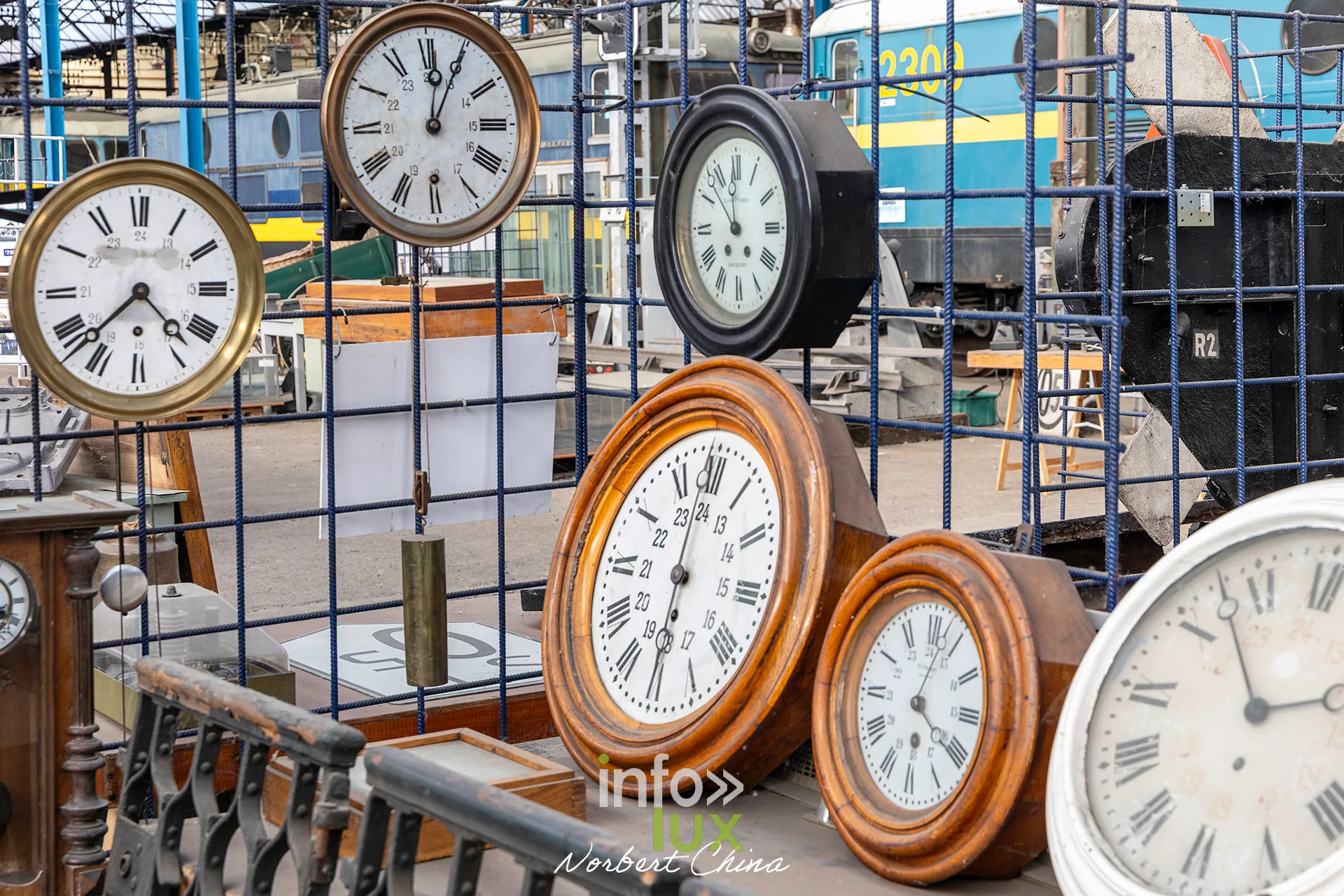 Rétrotrain, musée ferroviaire de la PFT à Saint-Ghislain, 3 octobre 2026 : des horloges de gare (photo Norbert China)