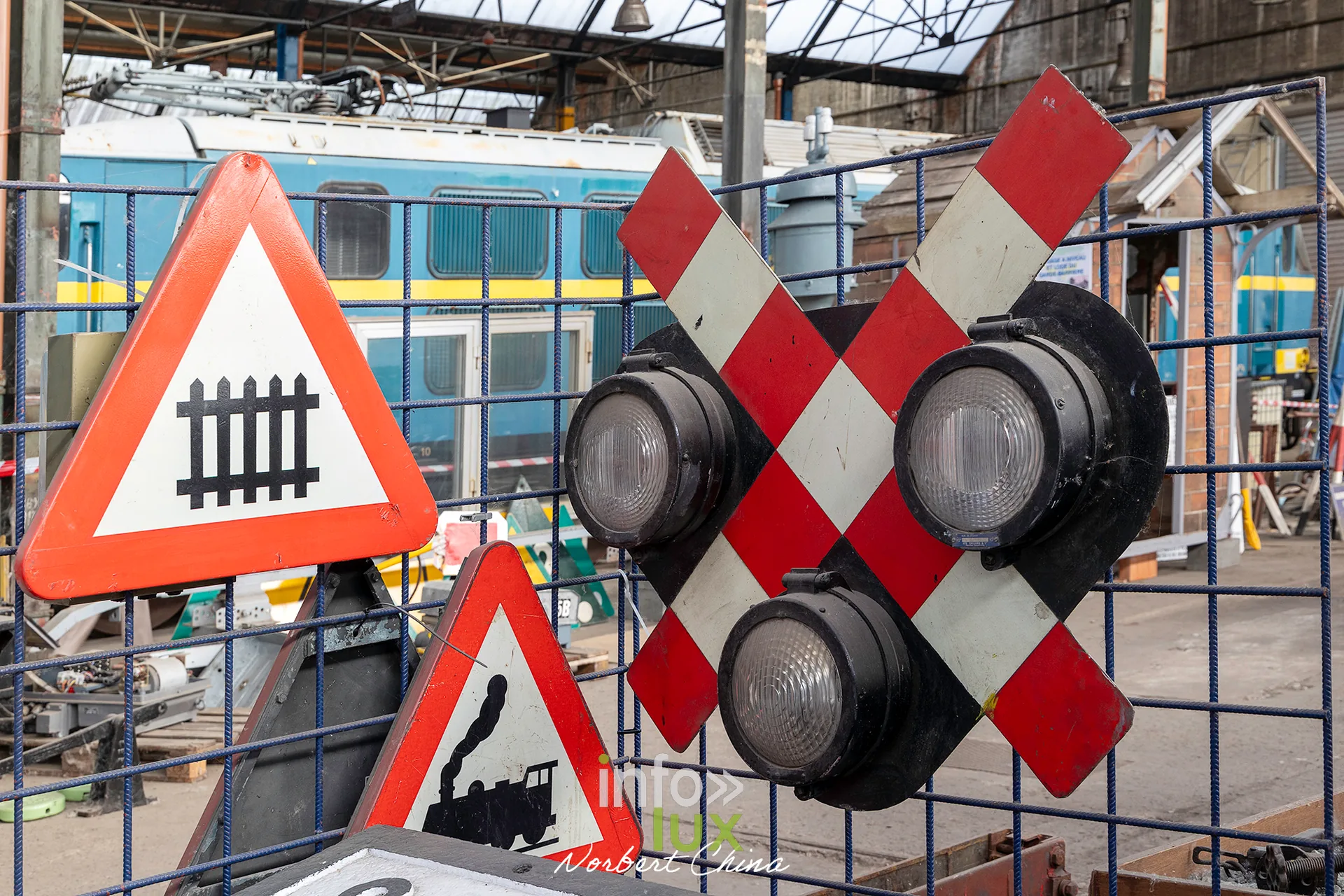 Rétrotrain, musée ferroviaire de la PFT à Saint-Ghislain, 3 octobre 2026 : des signaux routiers de passage à niveau (photo Norbert China)