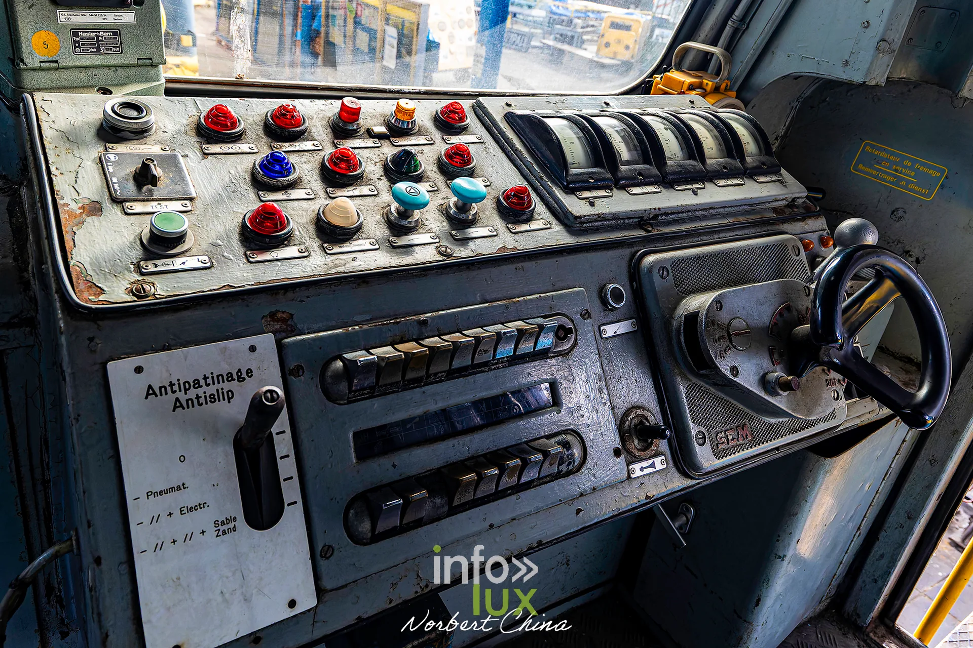 Rétrotrain, musée ferroviaire de la PFT à Saint-Ghislain, 3 octobre 2026 : le pupitre de conduite d’une locomotive (photo Norbert China)