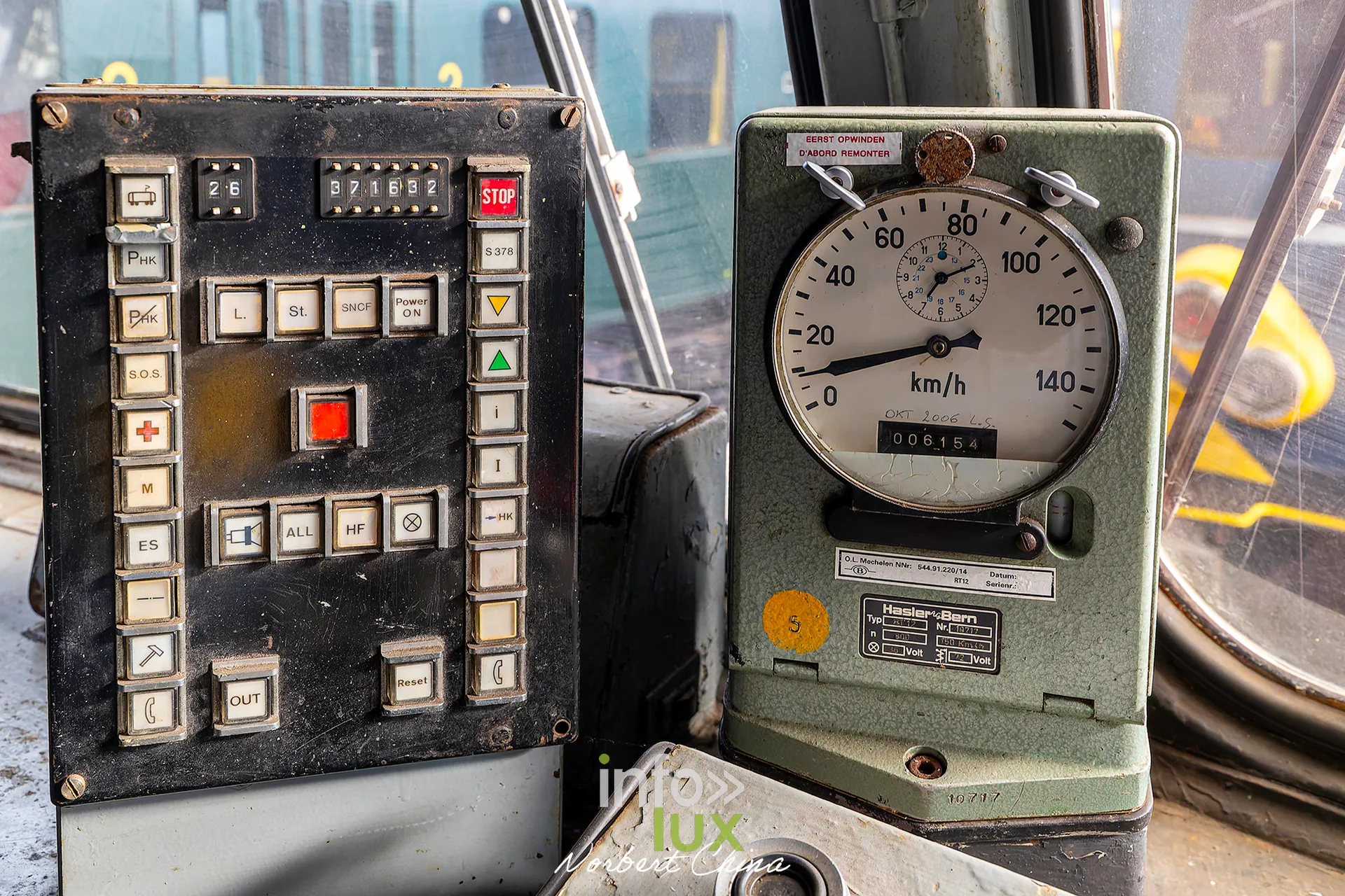 Rétrotrain, musée ferroviaire de la PFT à Saint-Ghislain, 3 octobre 2026 : un tableau de commande et un indicateur de vitesse en cabine (photo Norbert China)
