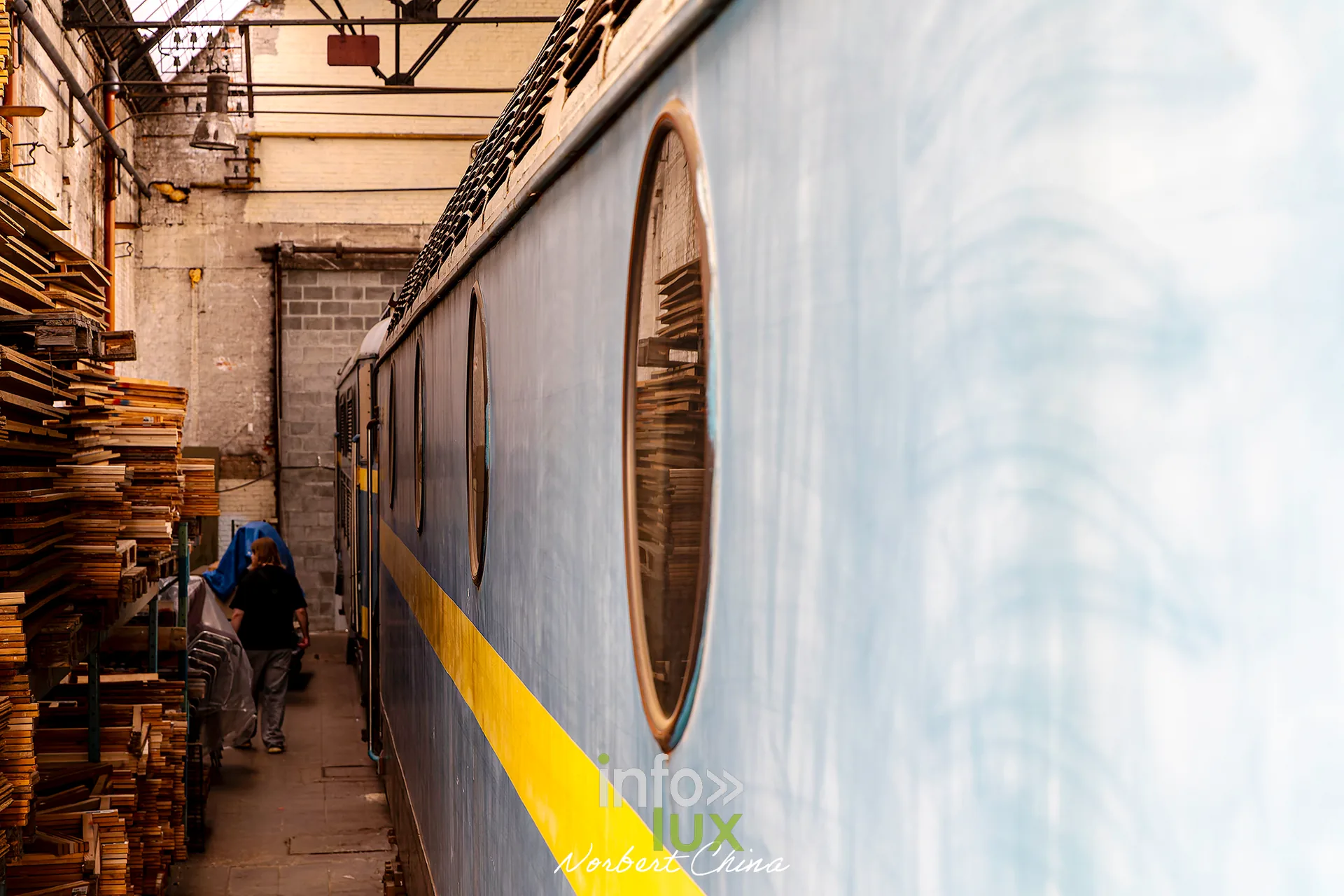 Rétrotrain, musée ferroviaire de la PFT à Saint-Ghislain, 3 octobre 2026 : une voiture bleue et jaune dans l’atelier (photo Norbert China)
