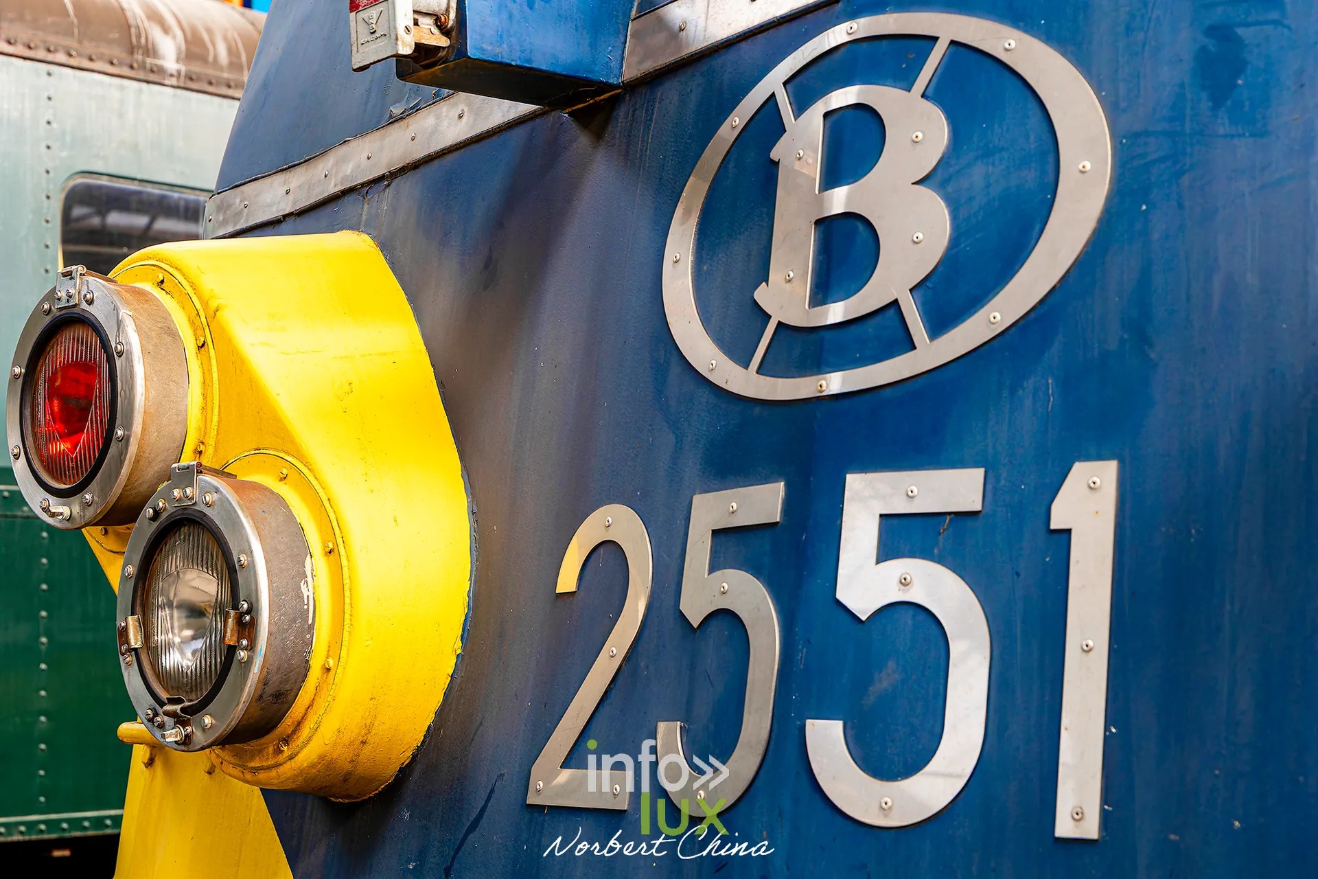 Rétrotrain, musée ferroviaire de la PFT à Saint-Ghislain, 3 octobre 2026 : le logo B et le numéro 2551 d’une locomotive (photo Norbert China)