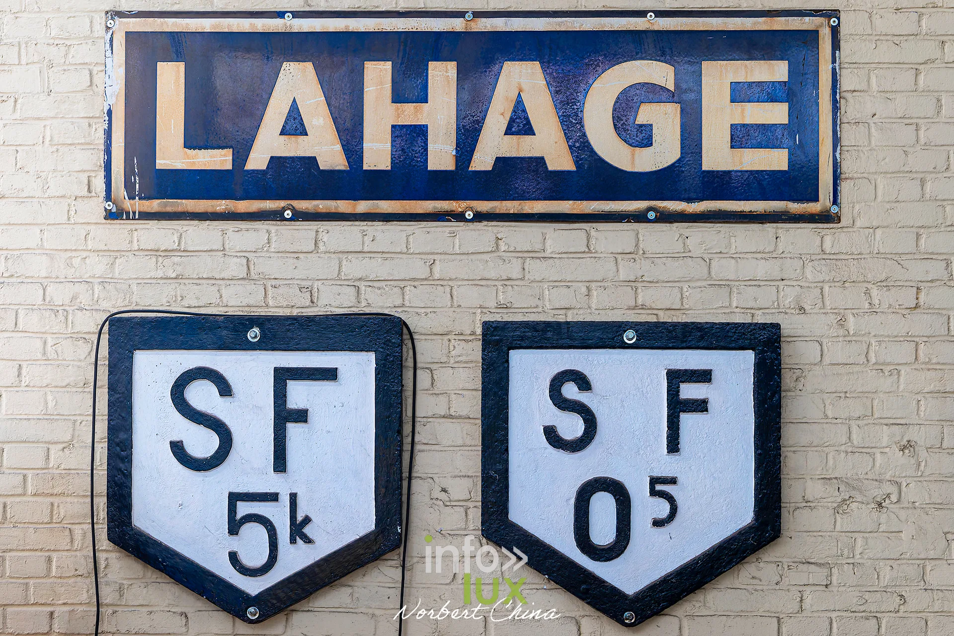 Rétrotrain, musée ferroviaire de la PFT à Saint-Ghislain, 3 octobre 2026 : un panneau de gare émaillé « Lahage » (photo Norbert China)