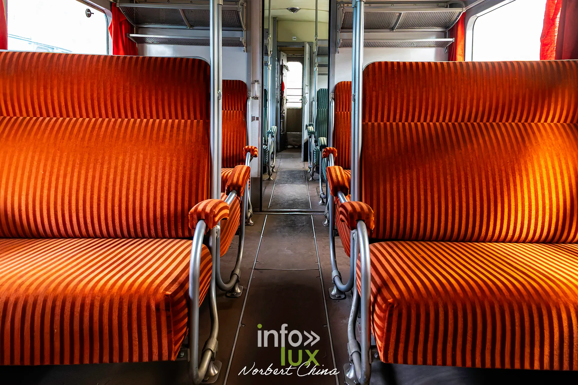 Rétrotrain, musée ferroviaire de la PFT à Saint-Ghislain, 3 octobre 2026 : des banquettes orange d’une voiture (photo Norbert China)
