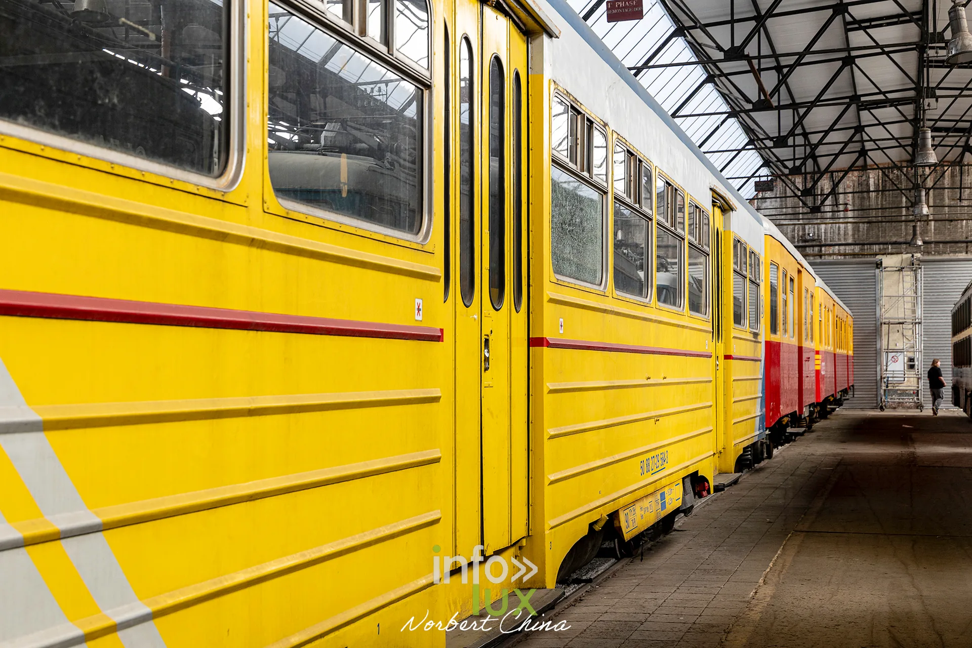 Rétrotrain, musée ferroviaire de la PFT à Saint-Ghislain, 3 octobre 2026 : une automotrice jaune et rouge (photo Norbert China)