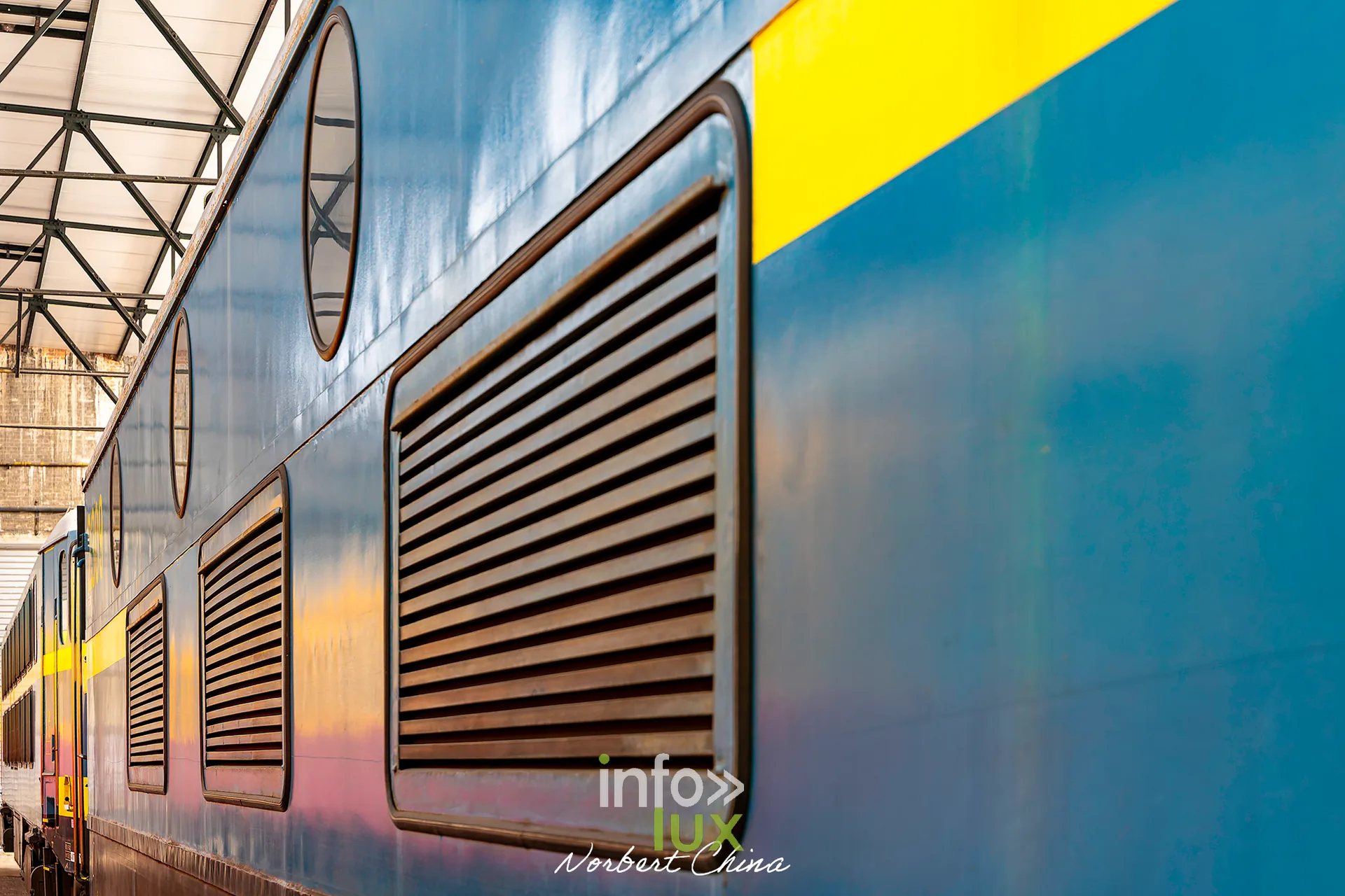 Rétrotrain, musée ferroviaire de la PFT à Saint-Ghislain, 3 octobre 2026 : la grille de ventilation d’une locomotive bleue et jaune (photo Norbert China)