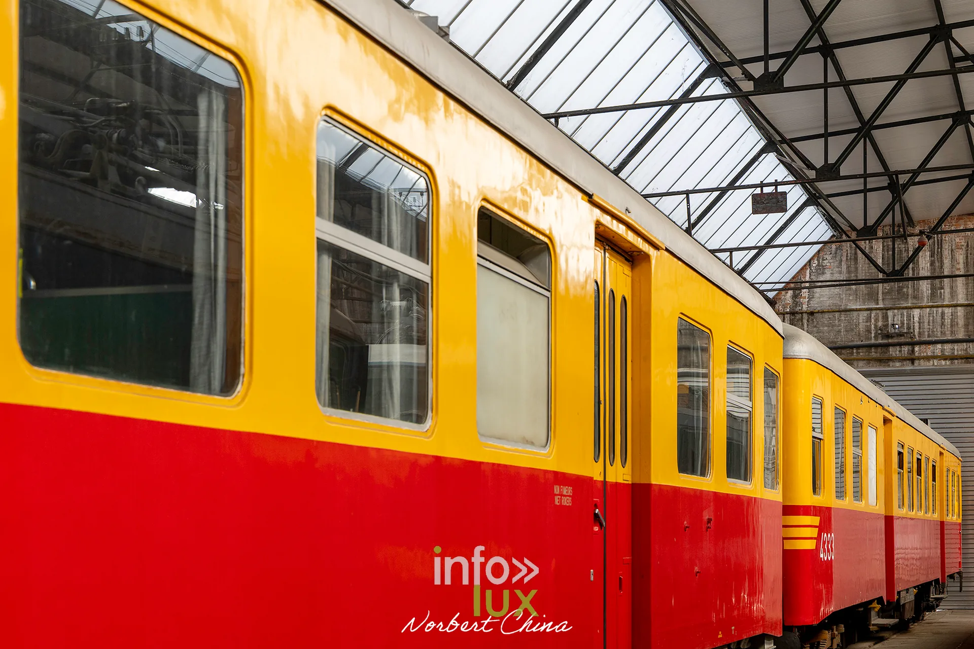 Rétrotrain, musée ferroviaire de la PFT à Saint-Ghislain, 3 octobre 2026 : une voiture rouge et jaune (photo Norbert China)