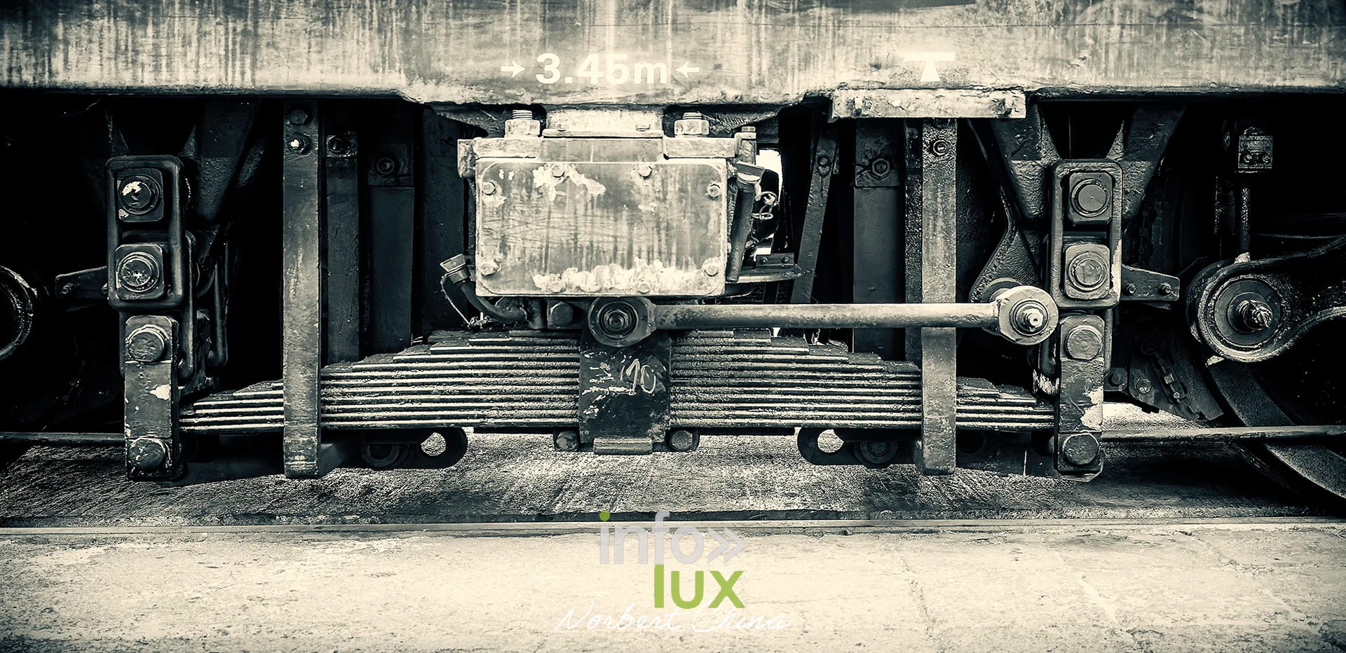 Rétrotrain, musée ferroviaire de la PFT à Saint-Ghislain, 3 octobre 2026 : un bogie, en noir et blanc (photo Norbert China)