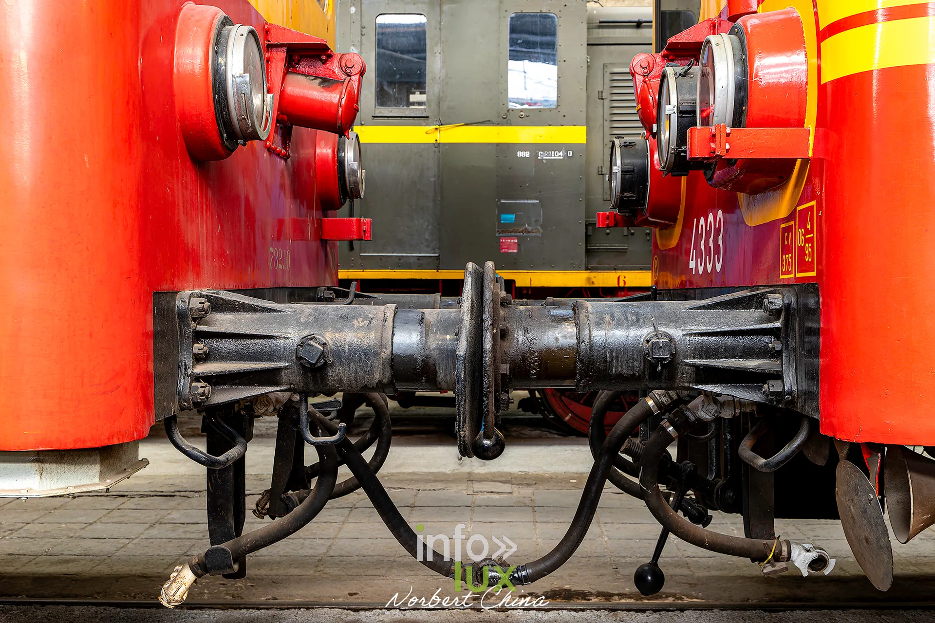 Rétrotrain, musée ferroviaire de la PFT à Saint-Ghislain, 3 octobre 2026 : les attelages de deux engins (photo Norbert China)