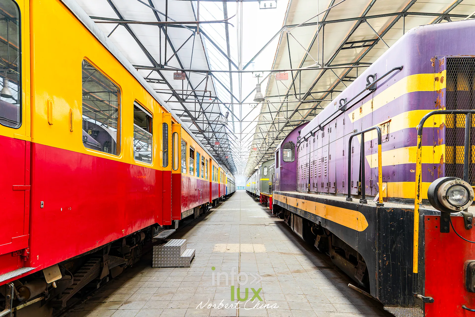 Rétrotrain, musée ferroviaire de la PFT à Saint-Ghislain, 3 octobre 2026 : des voitures jaunes et rouges et une locomotive, en enfilade (photo Norbert China)