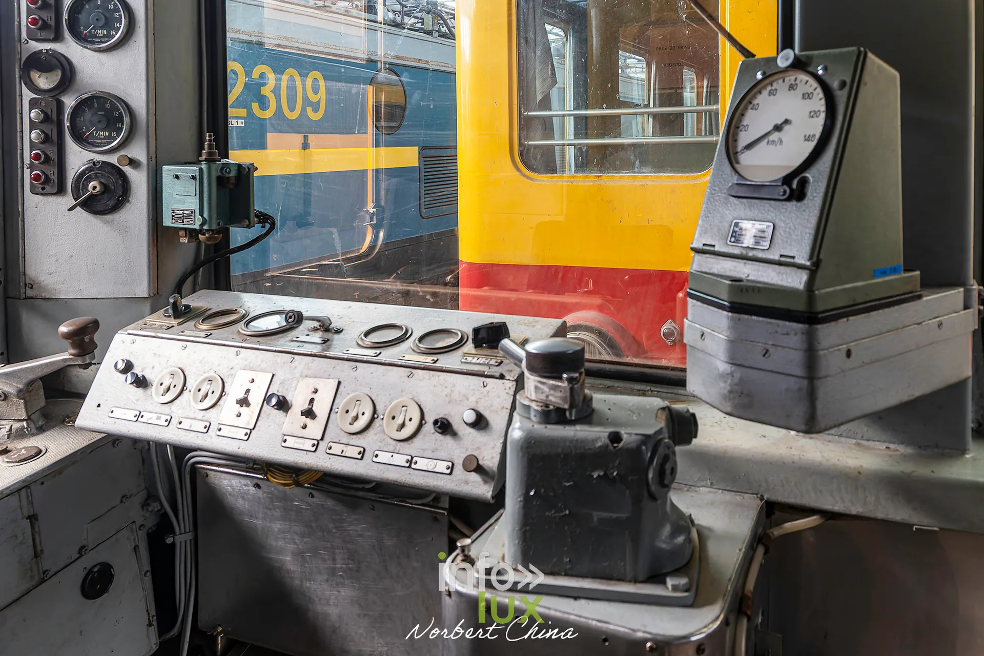 Rétrotrain, musée ferroviaire de la PFT à Saint-Ghislain, 3 octobre 2026 : une cabine de conduite devant l’engin 2309 (photo Norbert China)