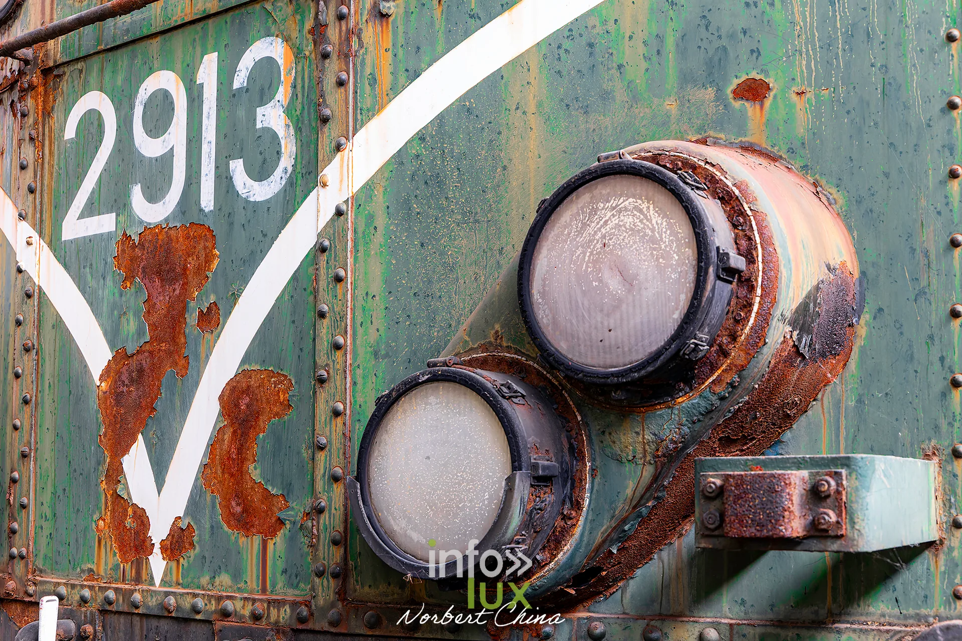 Rétrotrain, musée ferroviaire de la PFT à Saint-Ghislain, 3 octobre 2026 : les feux de l’engin 2913 (photo Norbert China)