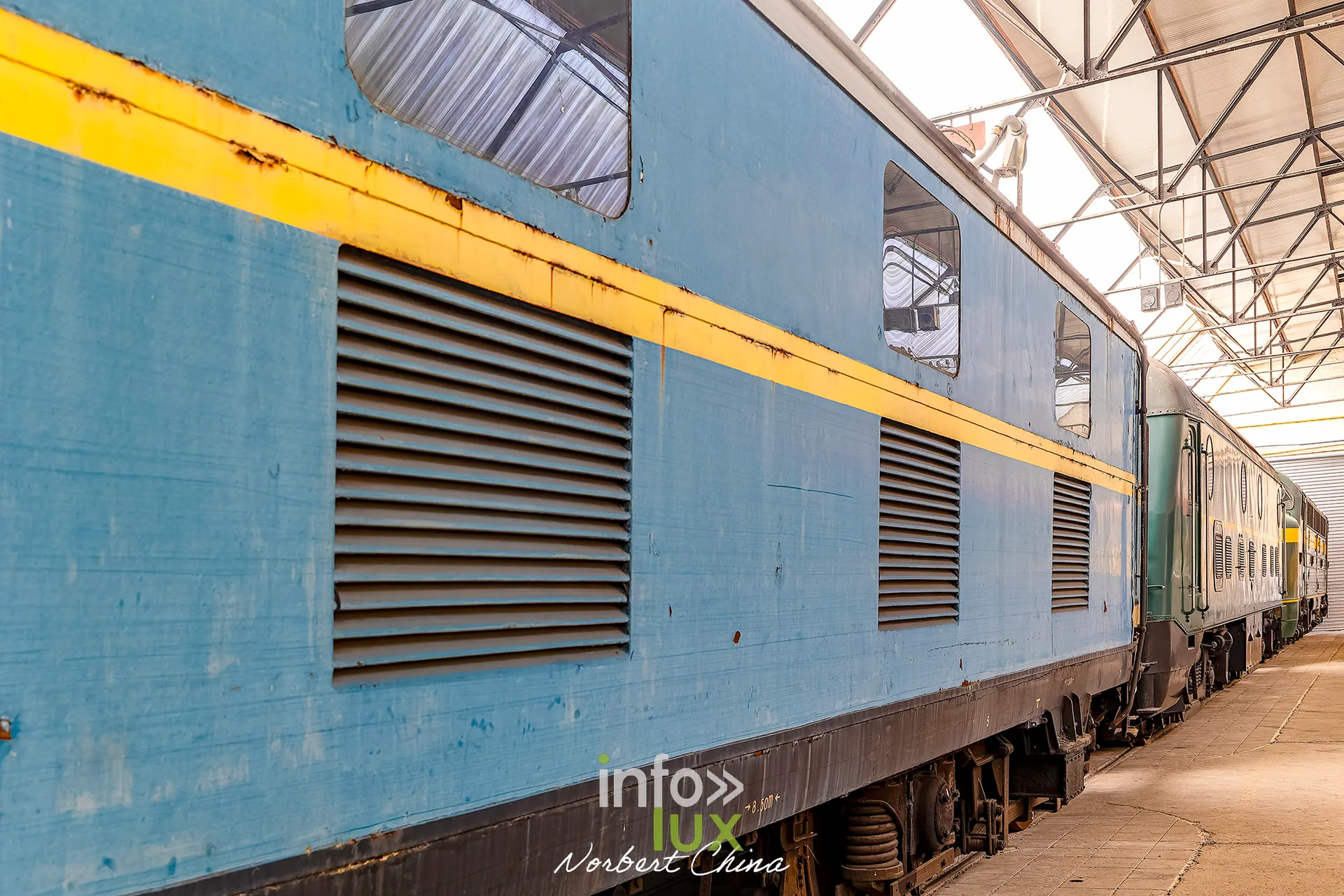 Rétrotrain, musée ferroviaire de la PFT à Saint-Ghislain, 3 octobre 2026 : le flanc d’une locomotive bleue et jaune (photo Norbert China)