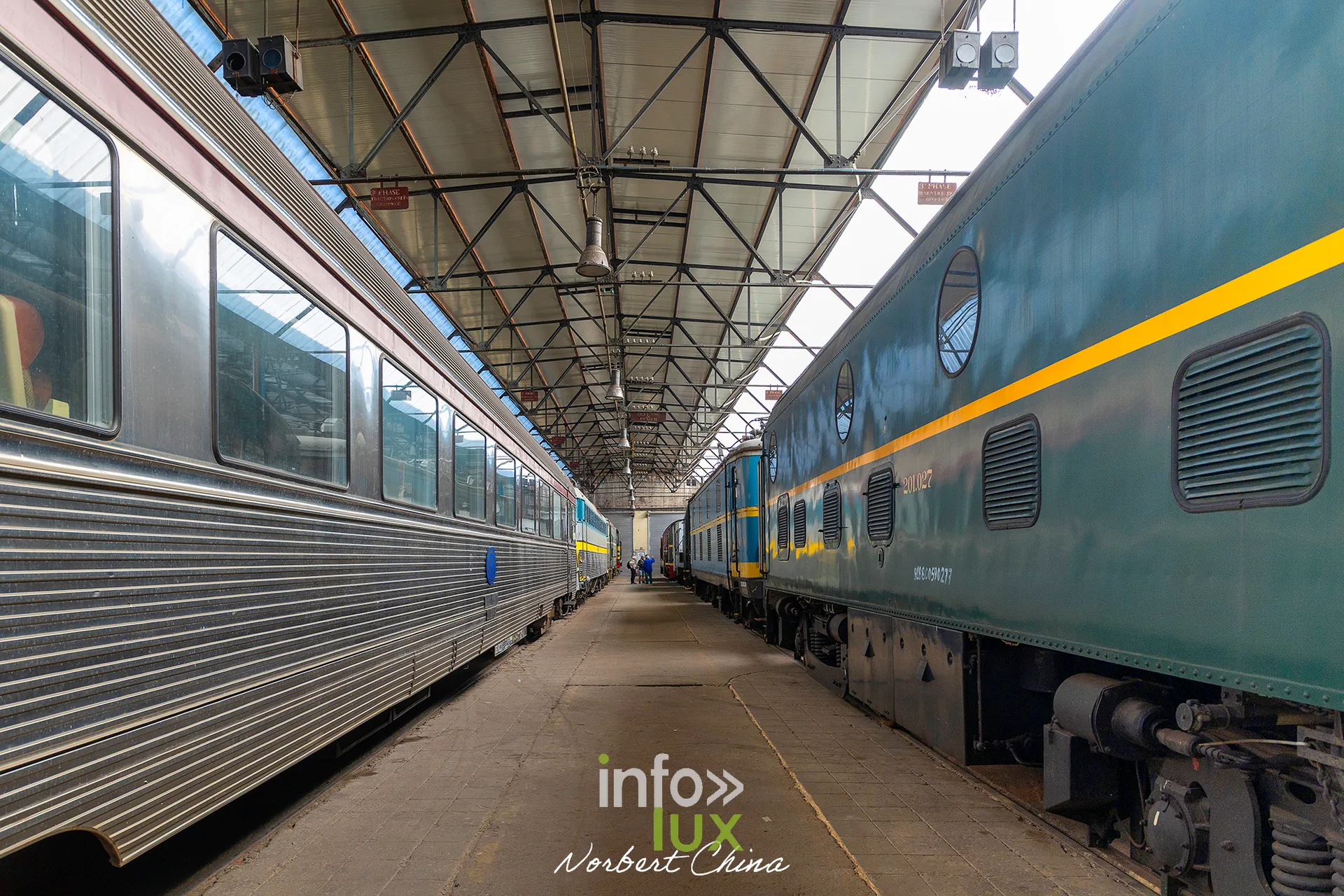 Rétrotrain, musée ferroviaire de la PFT à Saint-Ghislain, 3 octobre 2026 : des voitures et locomotives alignées (photo Norbert China)