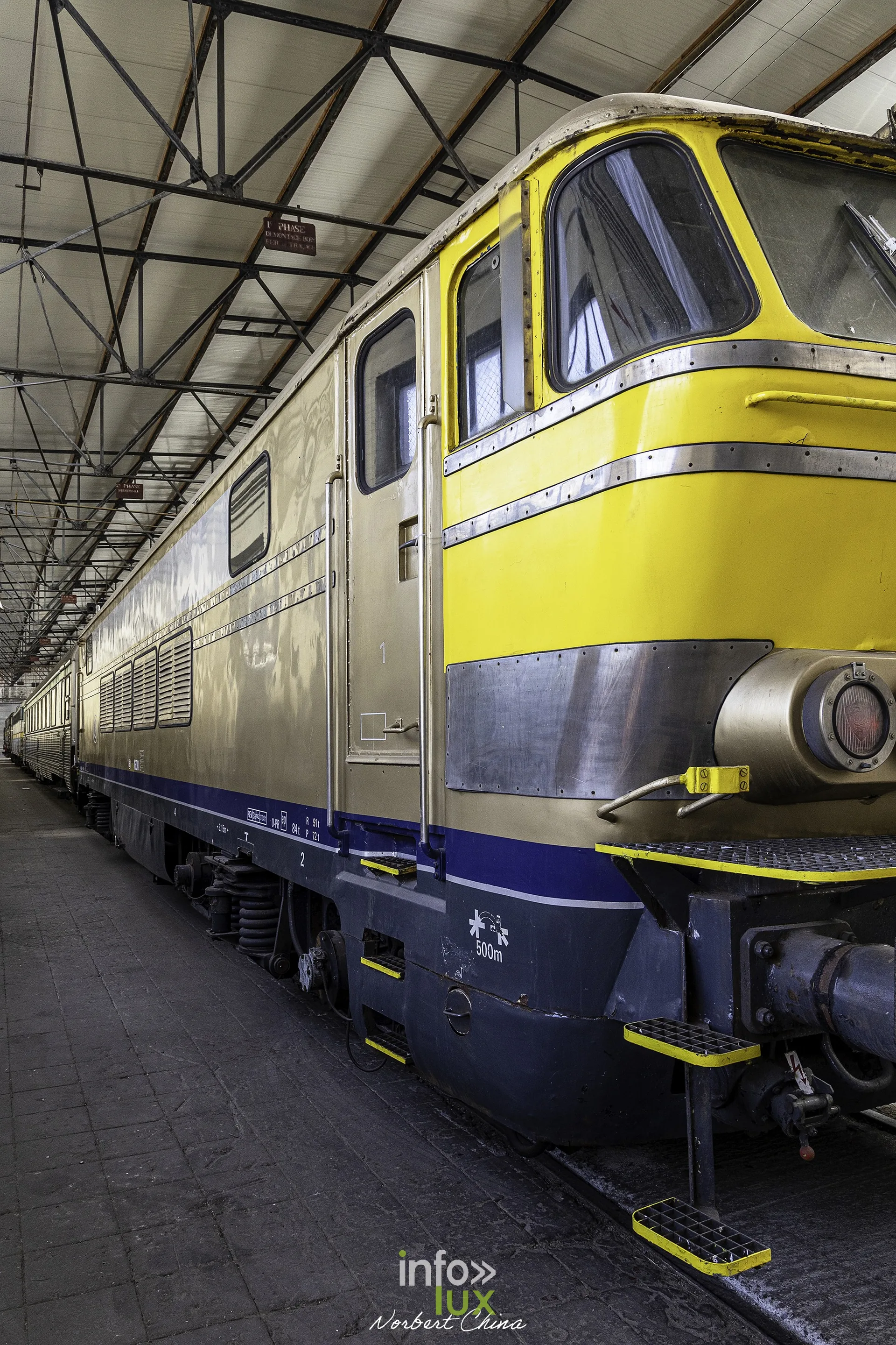 Rétrotrain, musée ferroviaire de la PFT à Saint-Ghislain, 3 octobre 2026 : une locomotive bleue et jaune (photo Norbert China)