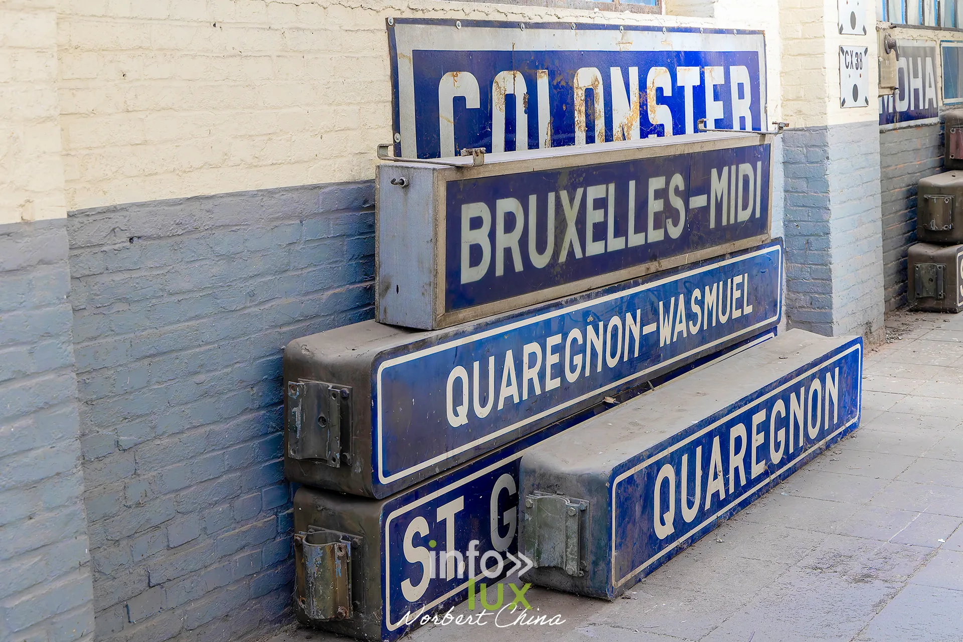 Rétrotrain, musée ferroviaire de la PFT à Saint-Ghislain, 3 octobre 2026 : des panneaux de gares émaillés Colonster, Bruxelles-Midi, Quaregnon-Wasmuel (photo Norbert China)