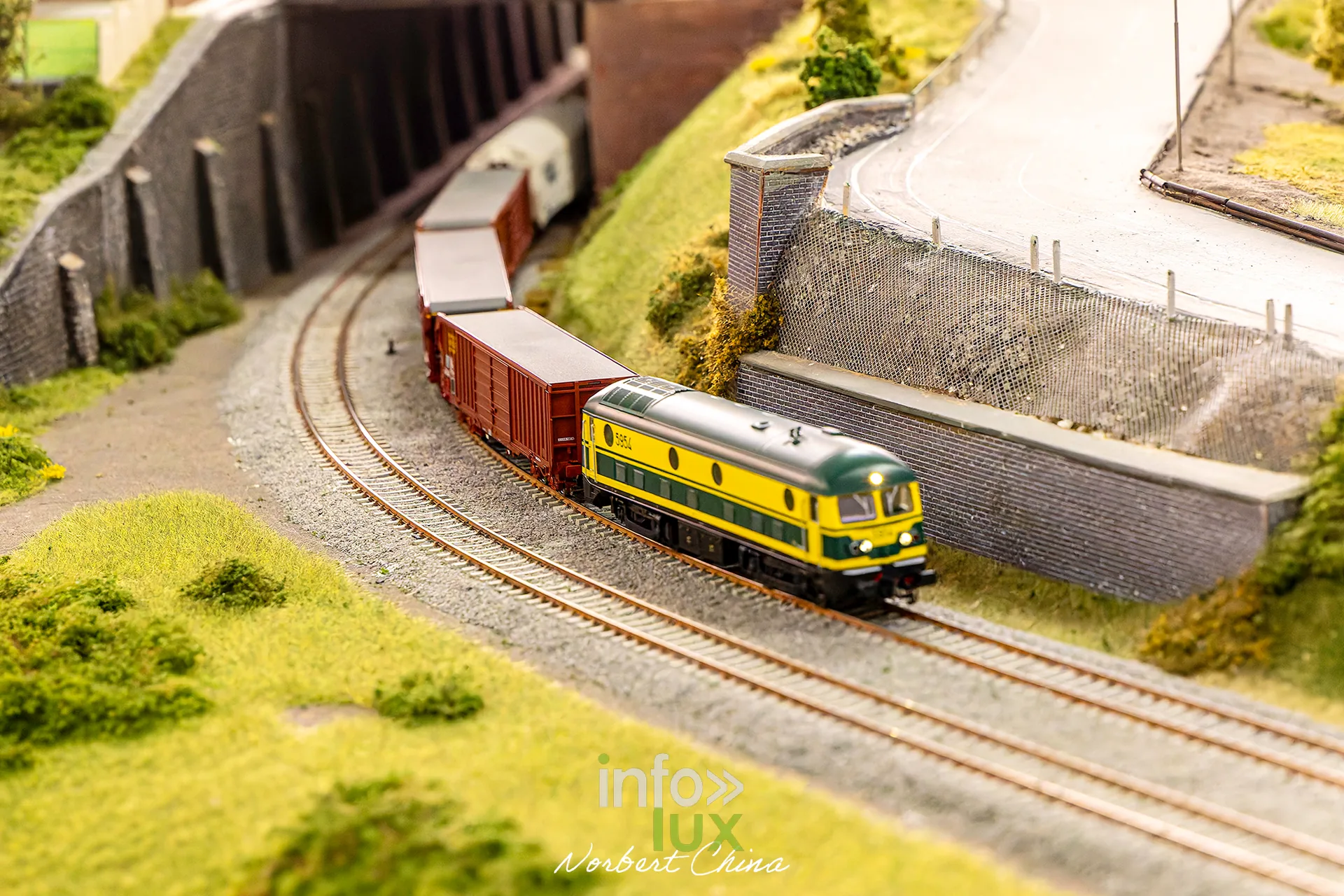 Rétrotrain, musée ferroviaire de la PFT à Saint-Ghislain, 3 octobre 2026 : une locomotive sur le réseau miniature (photo Norbert China)