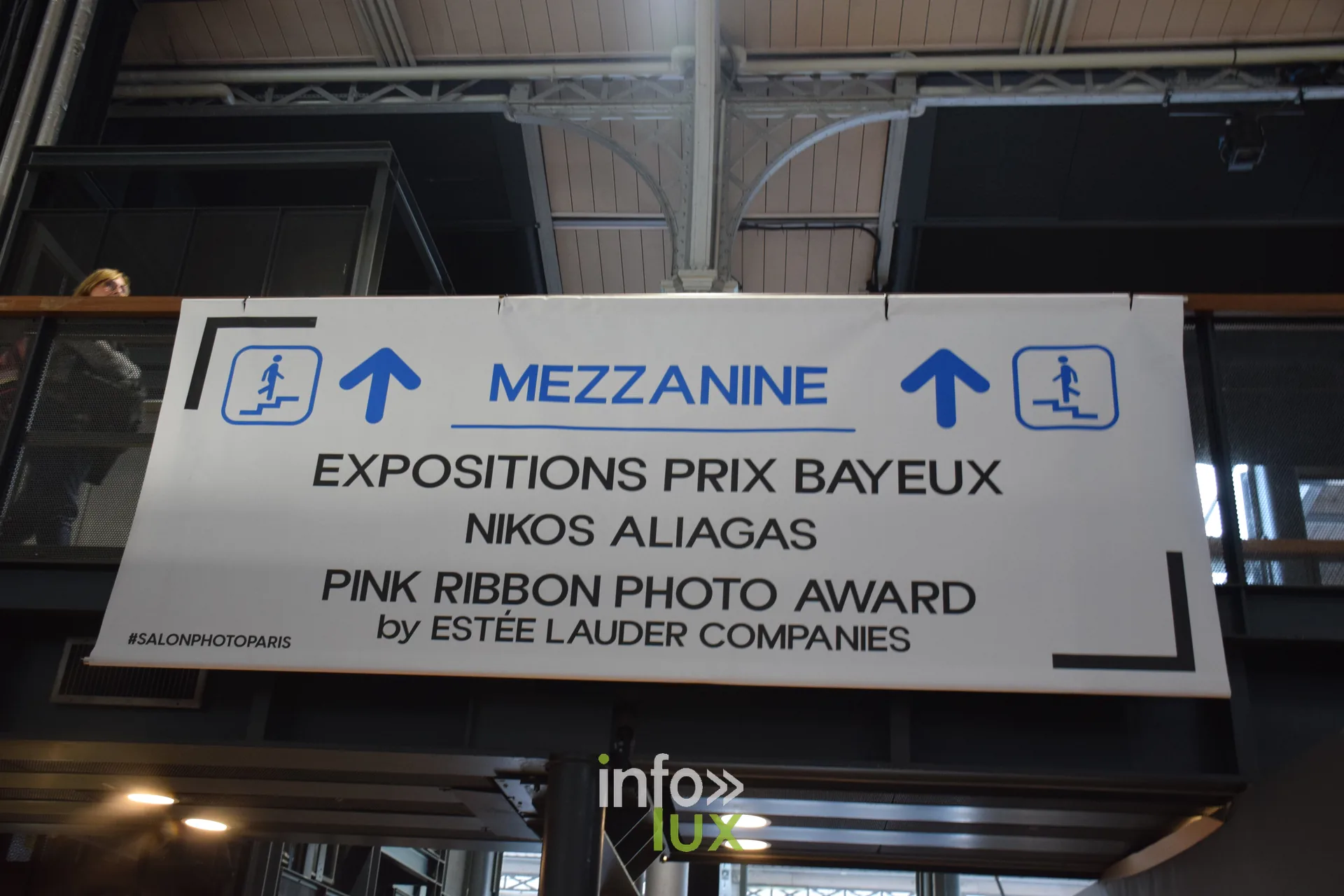 Salon Photo & Vidéo 2026, Grande Halle de la Villette, Paris : La signalétique de la mezzanine : expositions Prix Bayeux, Nikos Aliagas et Pink Ribbon Photo Award