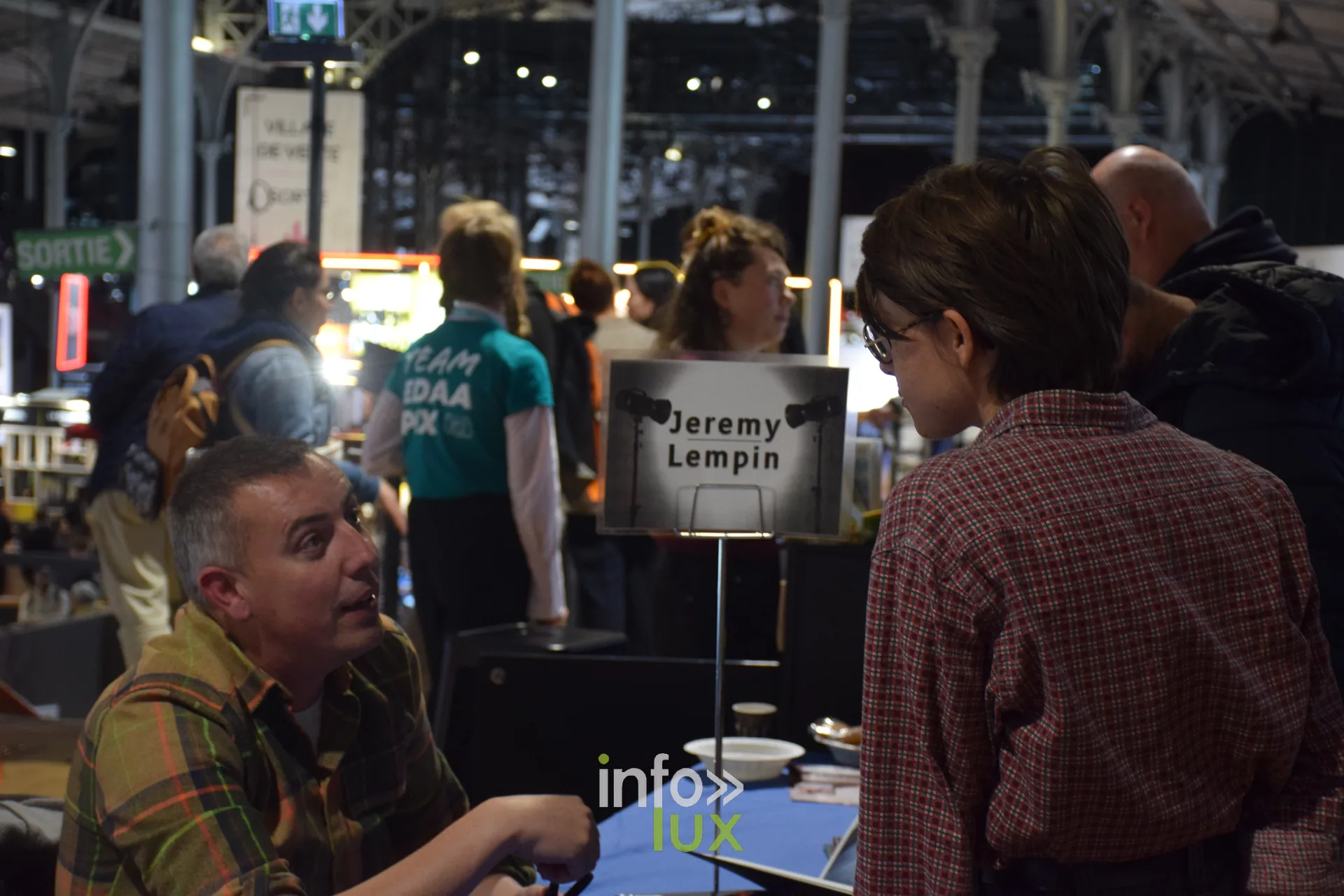 Salon Photo & Vidéo 2026, Grande Halle de la Villette, Paris : Une séance de dédicaces, chevalet au nom de Jeremy Lempin
