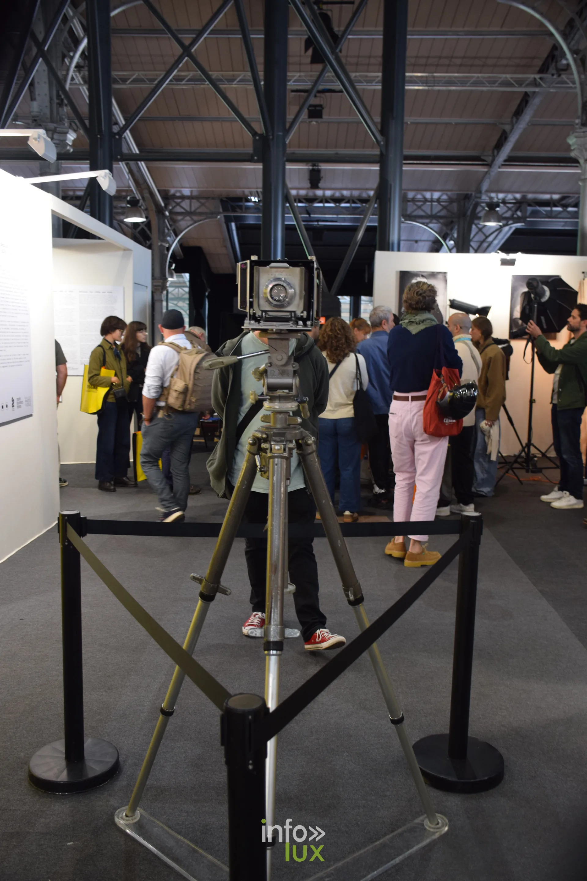 Salon Photo & Vidéo 2026, Grande Halle de la Villette, Paris : Une chambre photographique ancienne exposée