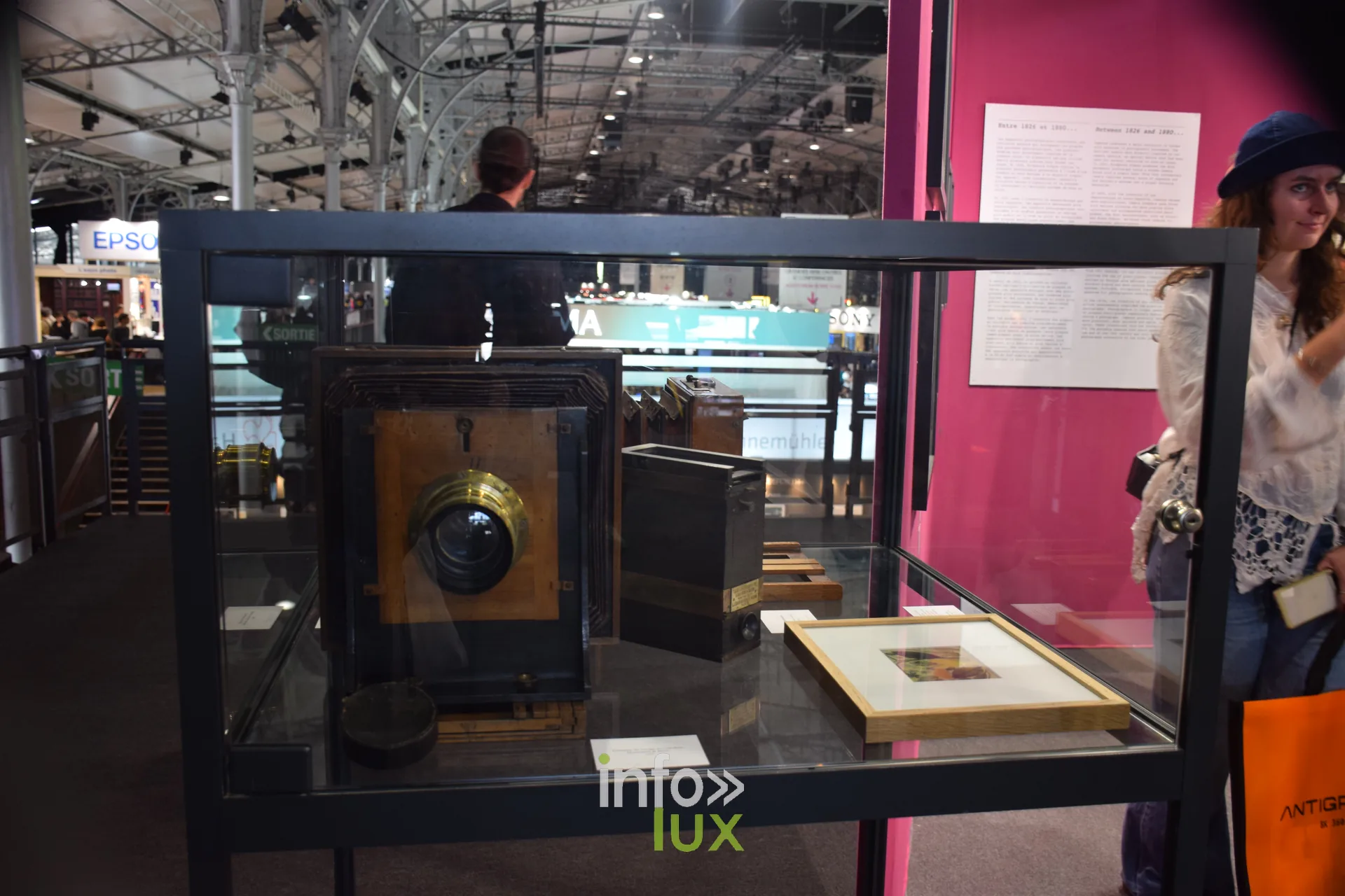 Salon Photo & Vidéo 2026, Grande Halle de la Villette, Paris : Un appareil photographique ancien présenté en vitrine