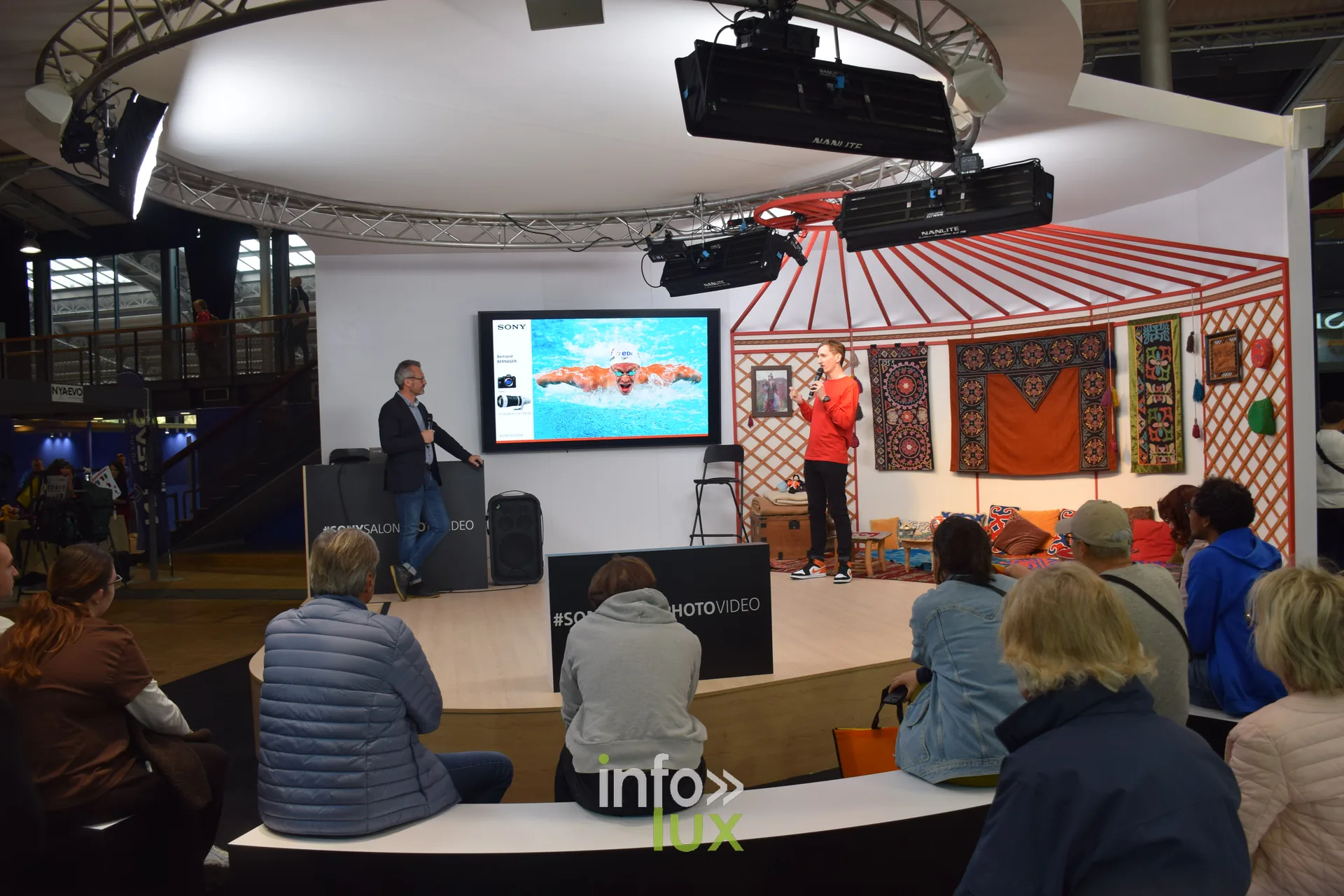 Salon Photo & Vidéo 2026, Grande Halle de la Villette, Paris : Une démonstration sur un plateau du salon