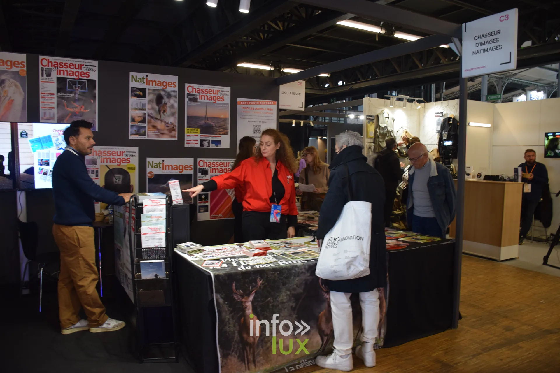 Salon Photo & Vidéo 2026, Grande Halle de la Villette, Paris : Un stand de magazines photo