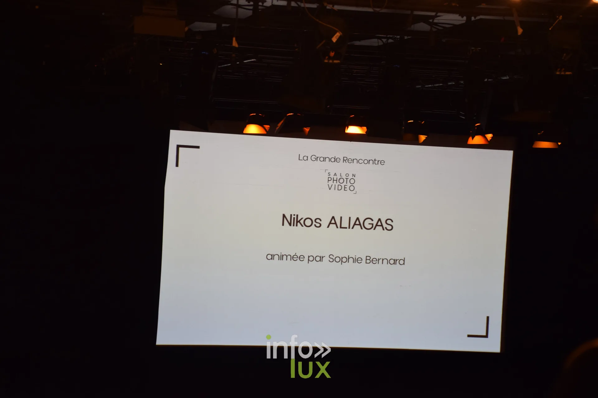 Salon Photo & Vidéo 2026, Grande Halle de la Villette, Paris : L’écran d’accueil de la Grande Rencontre avec Nikos Aliagas, animée par Sophie Bernard