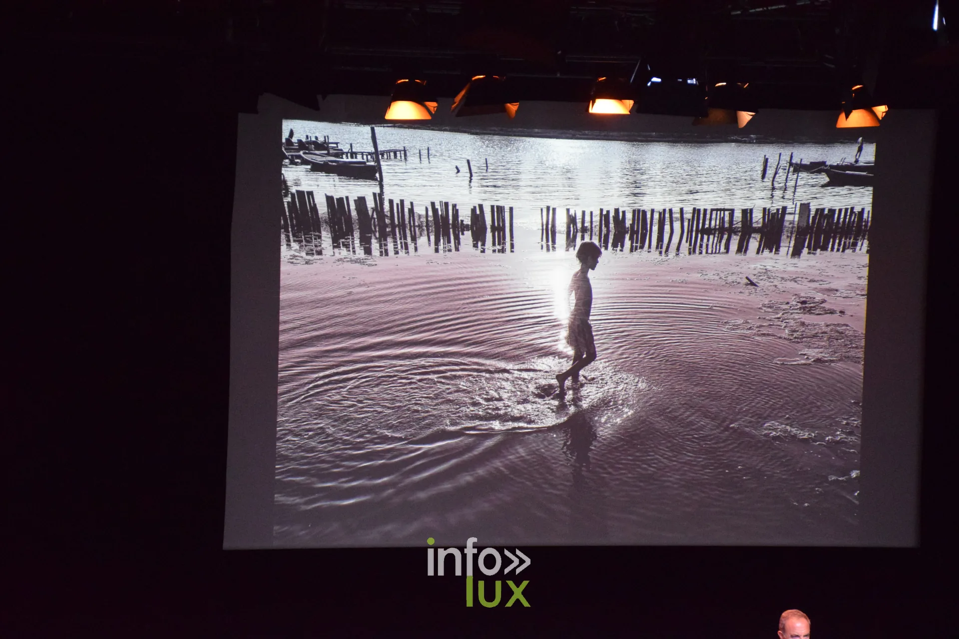 Salon Photo & Vidéo 2026, Grande Halle de la Villette, Paris : Une image projetée pendant la Grande Rencontre avec Nikos Aliagas, animée par Sophie Bernard
