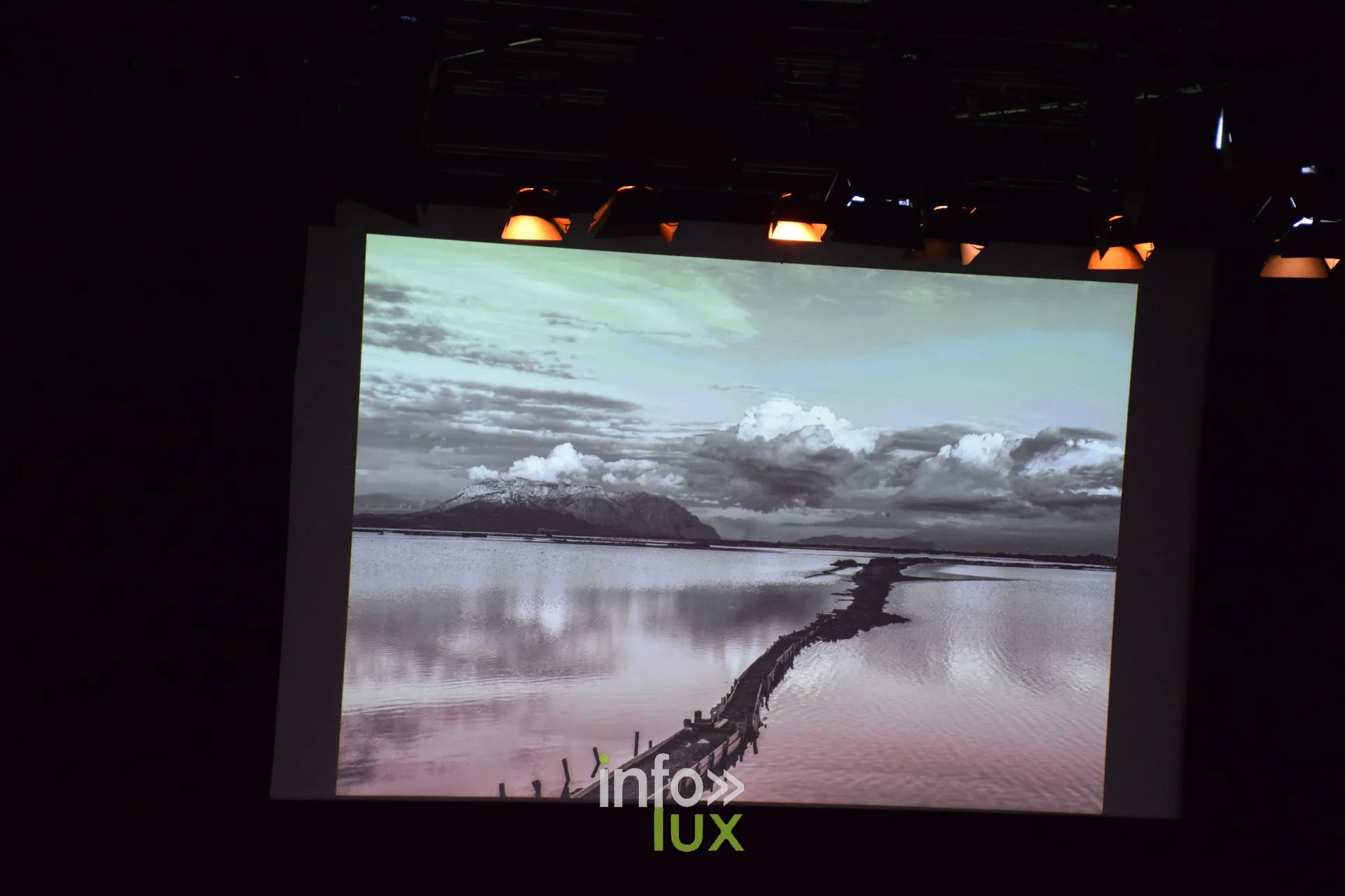 Salon Photo & Vidéo 2026, Grande Halle de la Villette, Paris : Une image projetée pendant la Grande Rencontre avec Nikos Aliagas, animée par Sophie Bernard