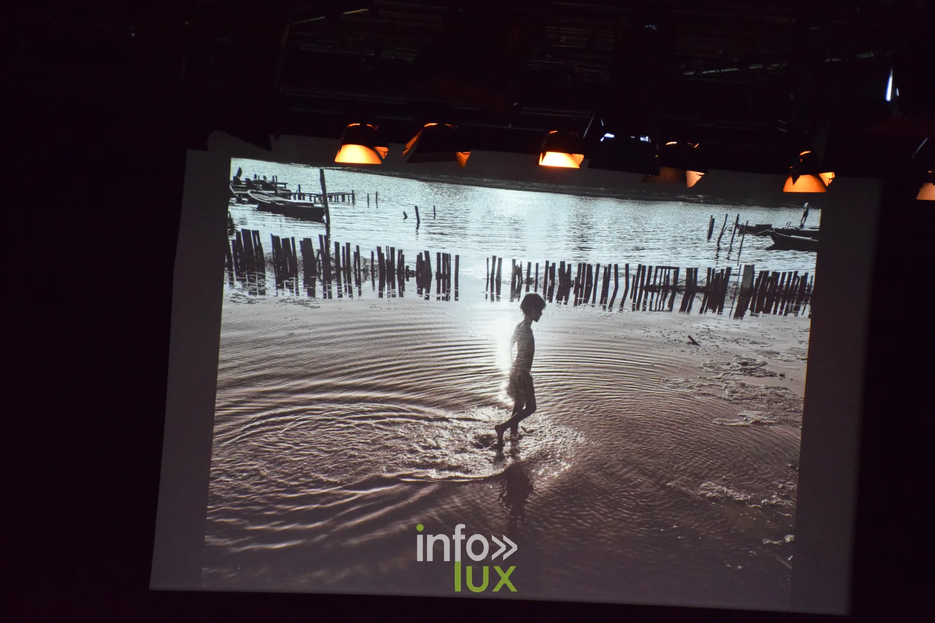 Salon Photo & Vidéo 2026, Grande Halle de la Villette, Paris : Une image projetée pendant la Grande Rencontre avec Nikos Aliagas, animée par Sophie Bernard