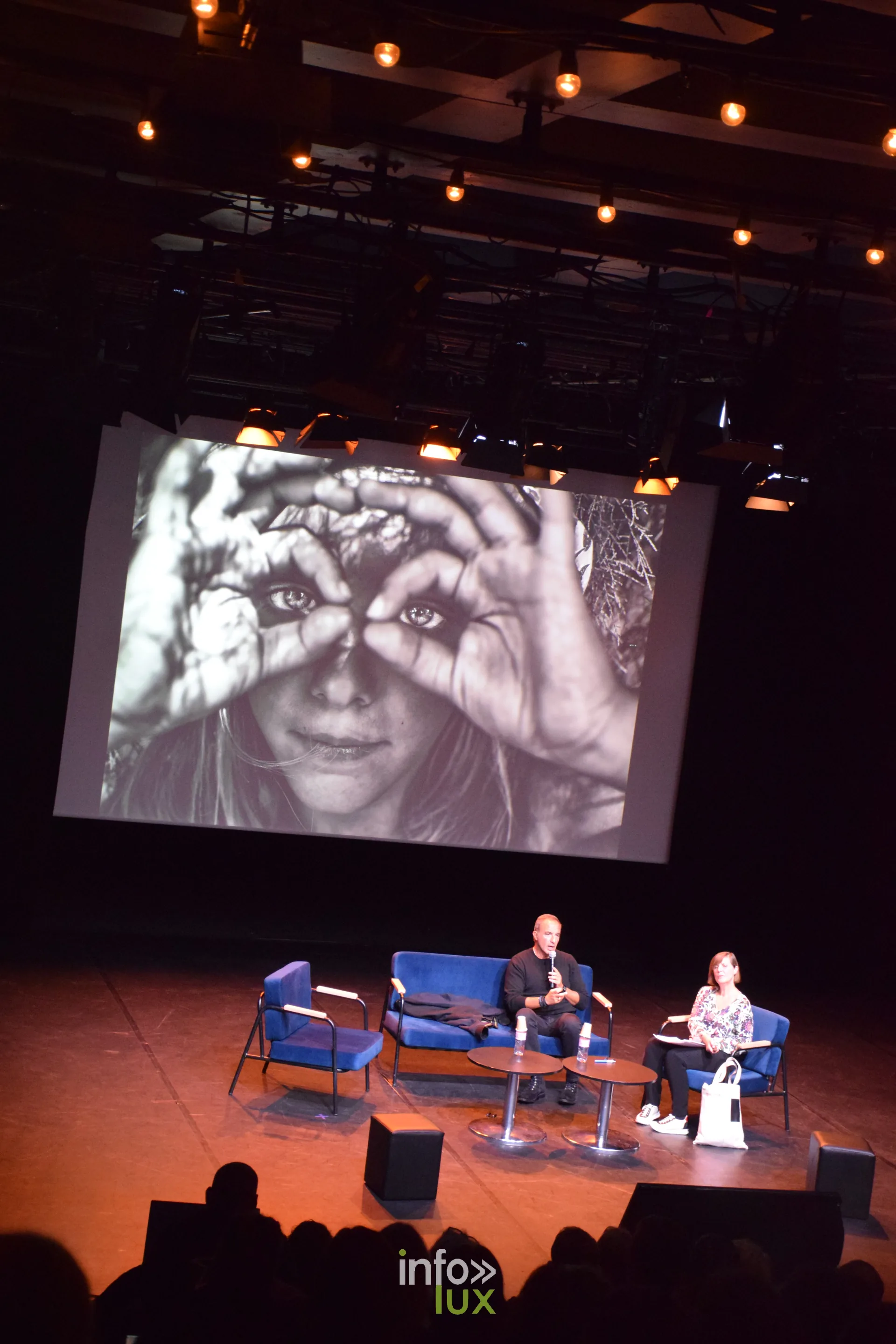 Salon Photo & Vidéo 2026, Grande Halle de la Villette, Paris : Une image projetée pendant la Grande Rencontre avec Nikos Aliagas, animée par Sophie Bernard