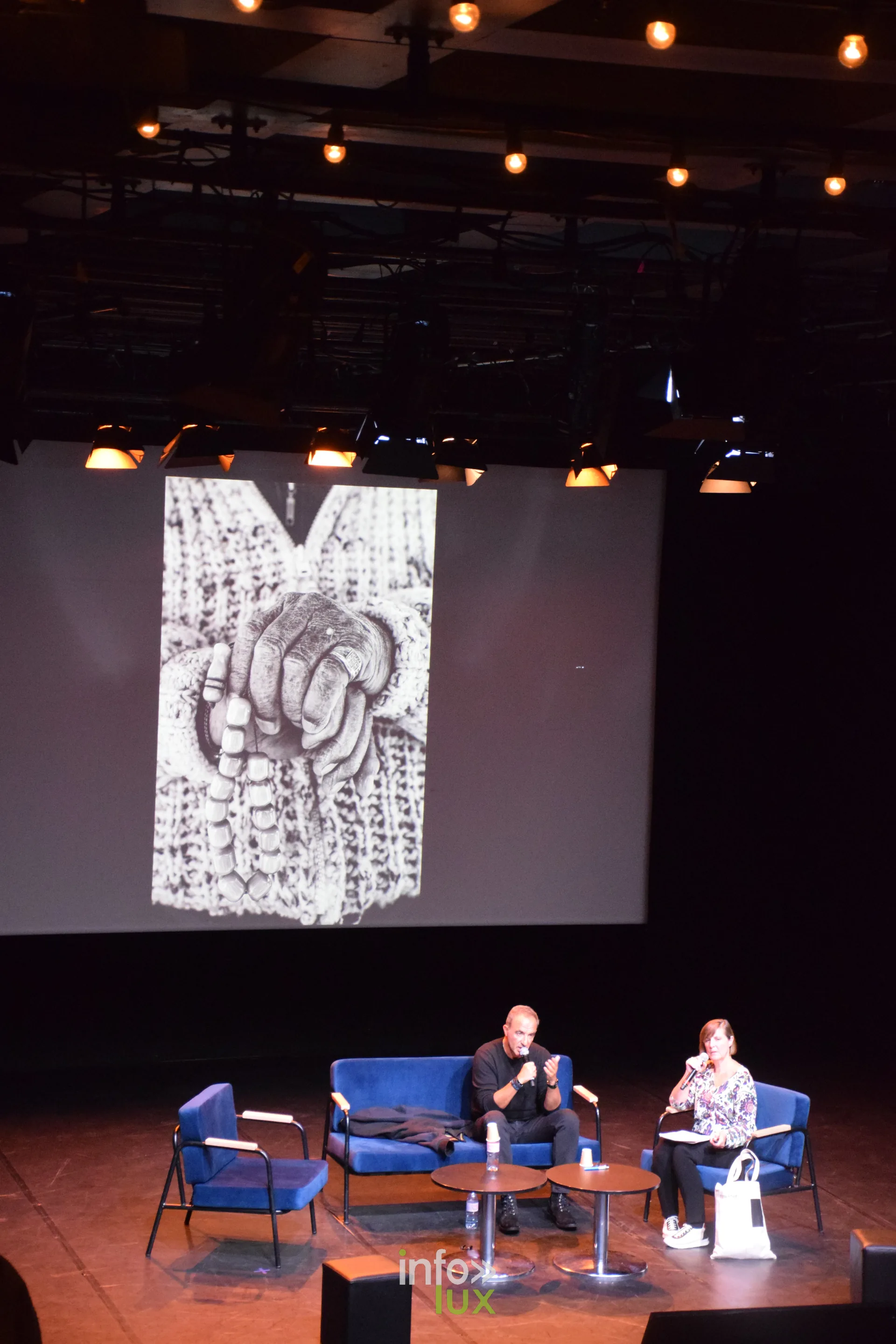 Salon Photo & Vidéo 2026, Grande Halle de la Villette, Paris : Une image projetée pendant la Grande Rencontre avec Nikos Aliagas, animée par Sophie Bernard
