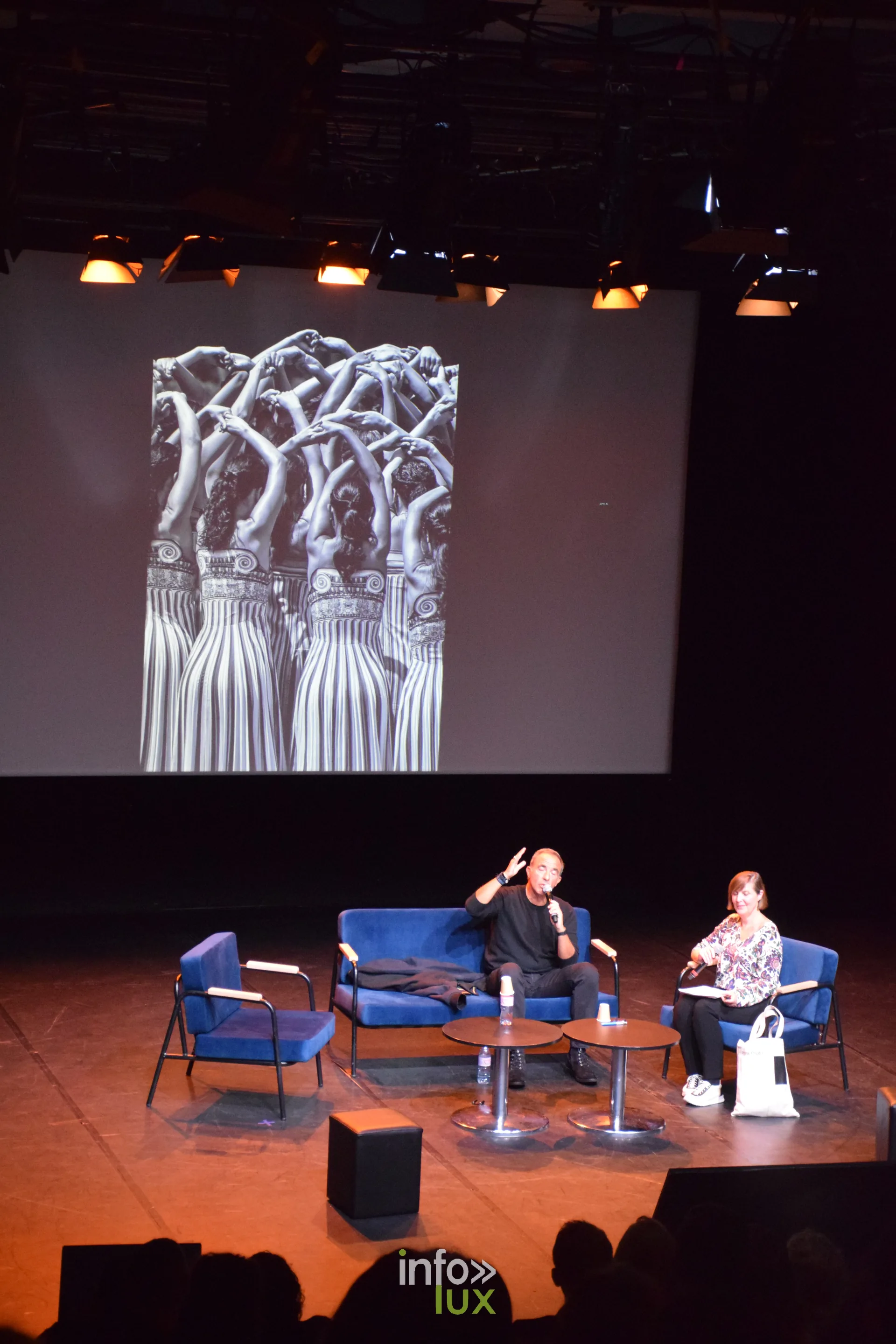 Salon Photo & Vidéo 2026, Grande Halle de la Villette, Paris : Une image projetée pendant la Grande Rencontre avec Nikos Aliagas, animée par Sophie Bernard
