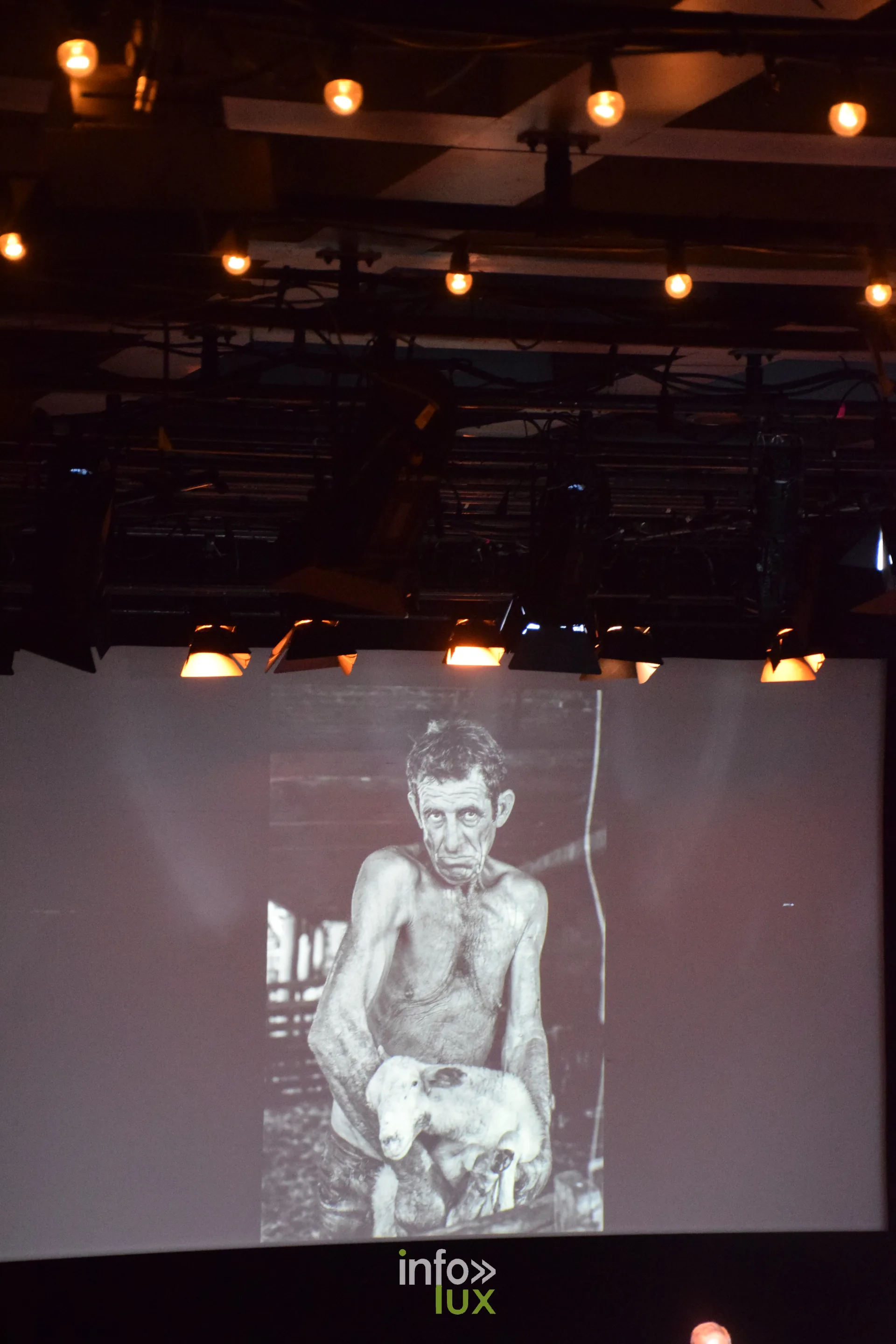 Salon Photo & Vidéo 2026, Grande Halle de la Villette, Paris : Une image projetée pendant la Grande Rencontre avec Nikos Aliagas, animée par Sophie Bernard