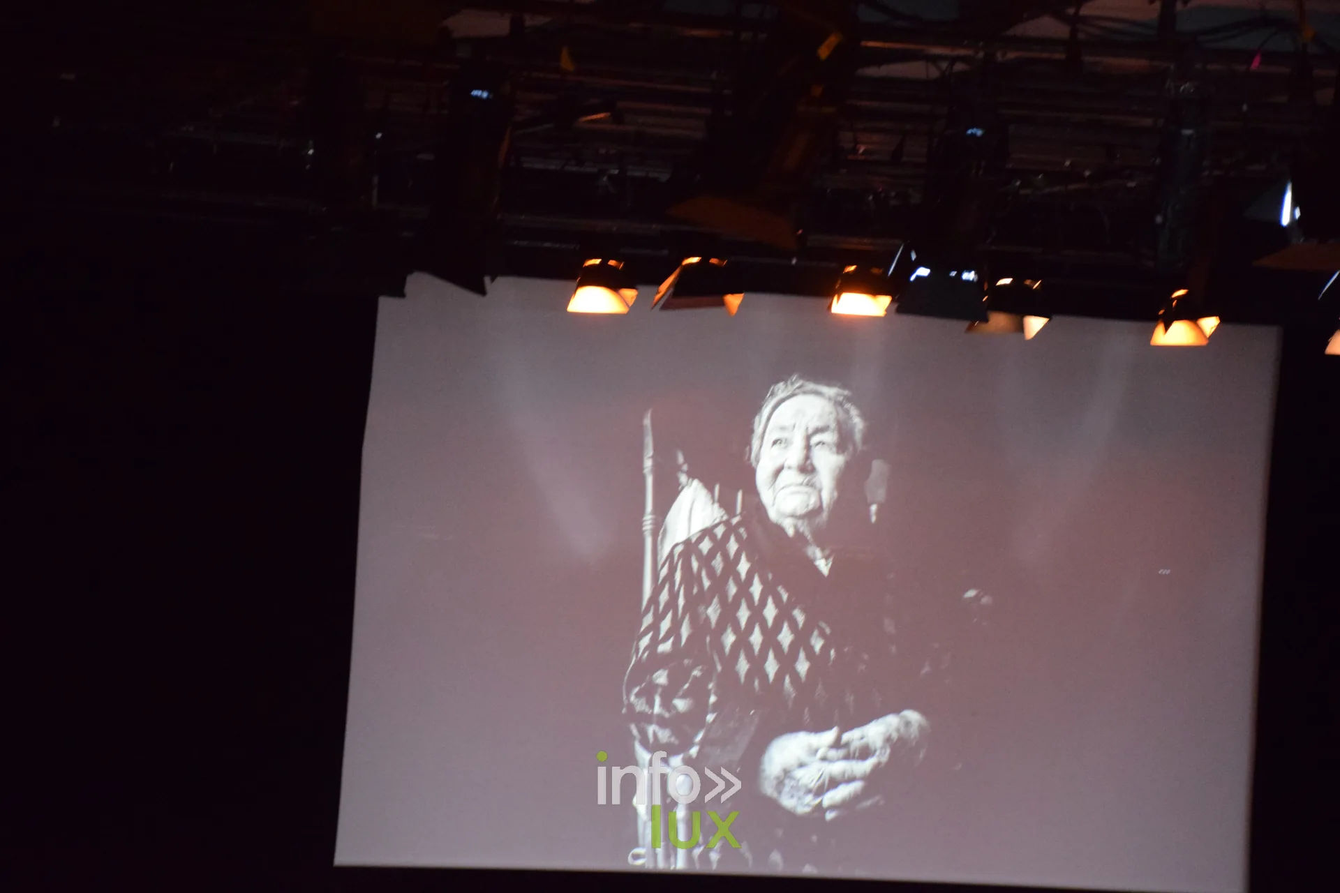 Salon Photo & Vidéo 2026, Grande Halle de la Villette, Paris : Une image projetée pendant la Grande Rencontre avec Nikos Aliagas, animée par Sophie Bernard