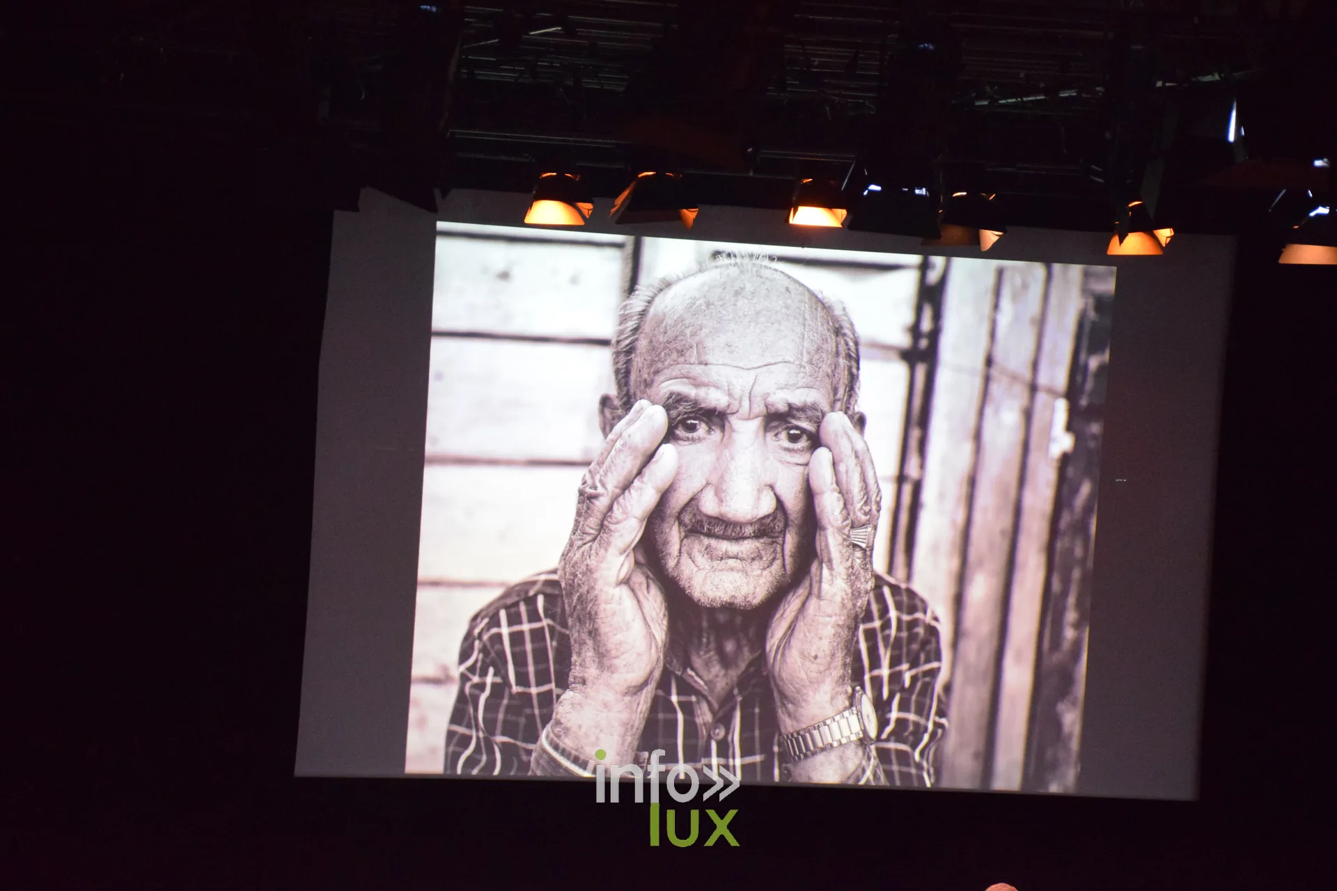 Salon Photo & Vidéo 2026, Grande Halle de la Villette, Paris : Une image projetée pendant la Grande Rencontre avec Nikos Aliagas, animée par Sophie Bernard