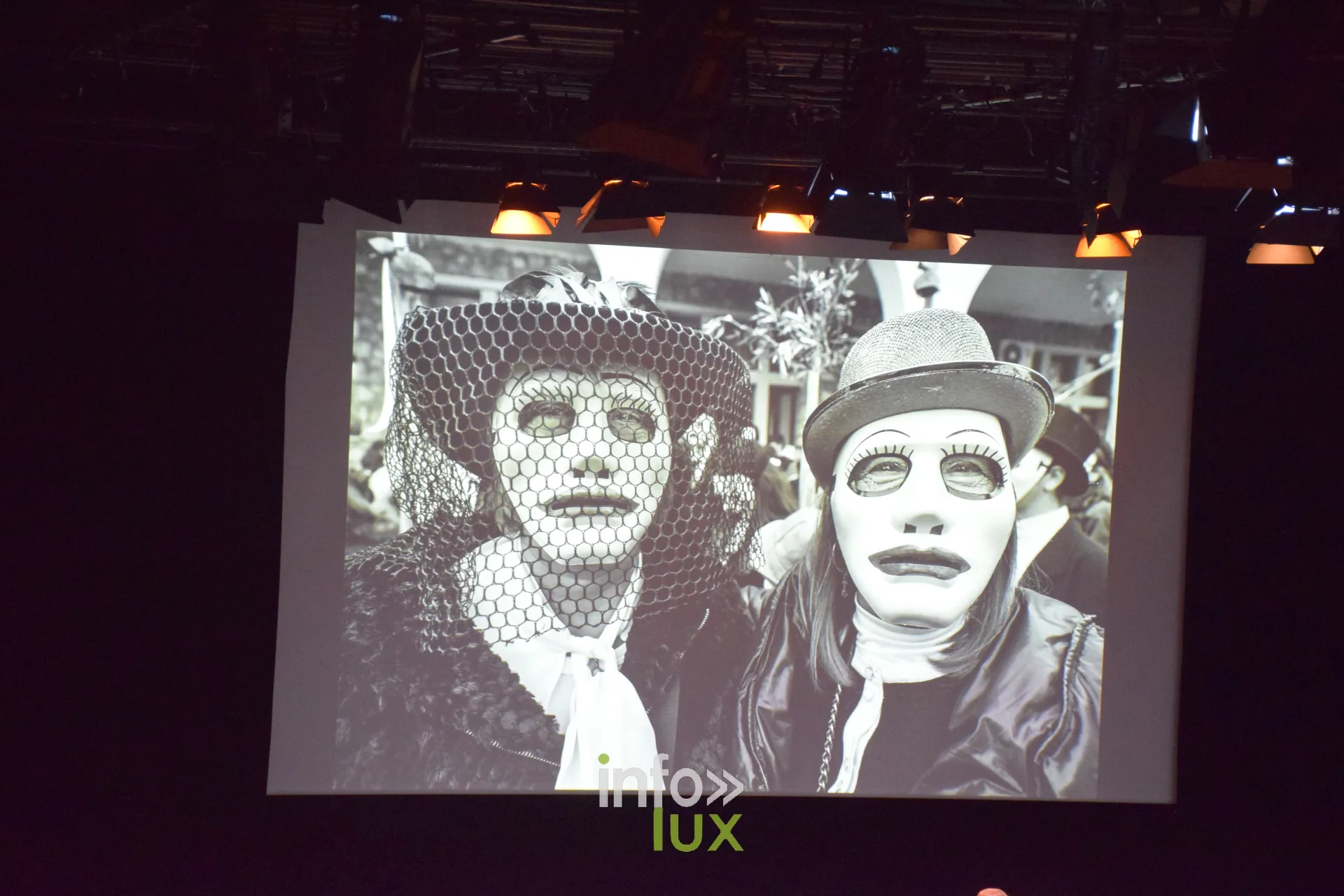Salon Photo & Vidéo 2026, Grande Halle de la Villette, Paris : Une image projetée pendant la Grande Rencontre avec Nikos Aliagas, animée par Sophie Bernard
