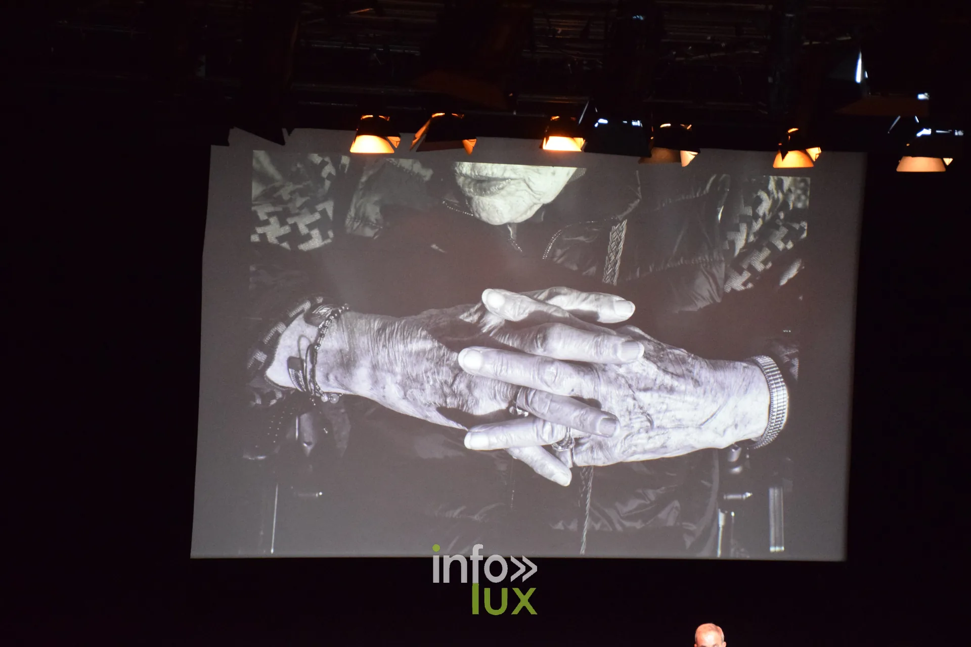 Salon Photo & Vidéo 2026, Grande Halle de la Villette, Paris : Une image projetée pendant la Grande Rencontre avec Nikos Aliagas, animée par Sophie Bernard