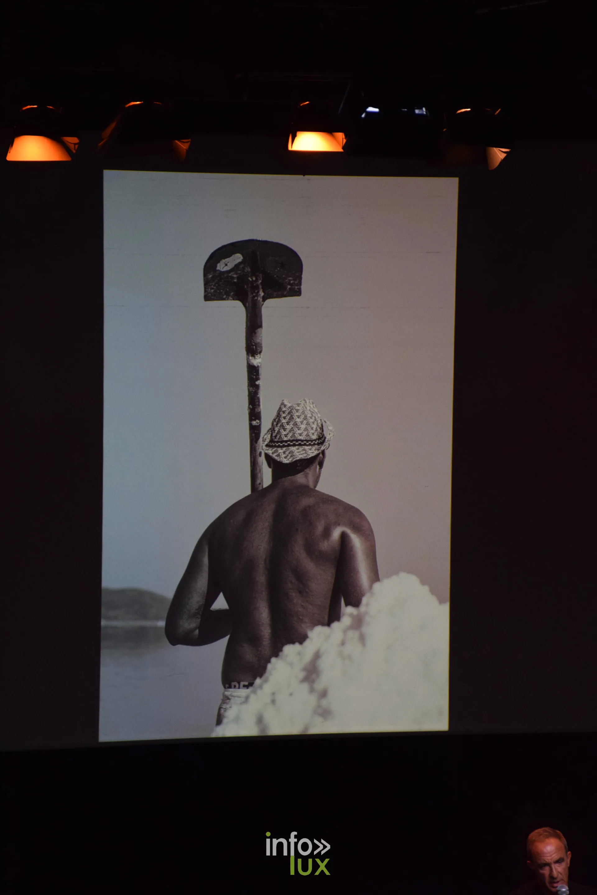 Salon Photo & Vidéo 2026, Grande Halle de la Villette, Paris : Une image projetée pendant la Grande Rencontre avec Nikos Aliagas, animée par Sophie Bernard