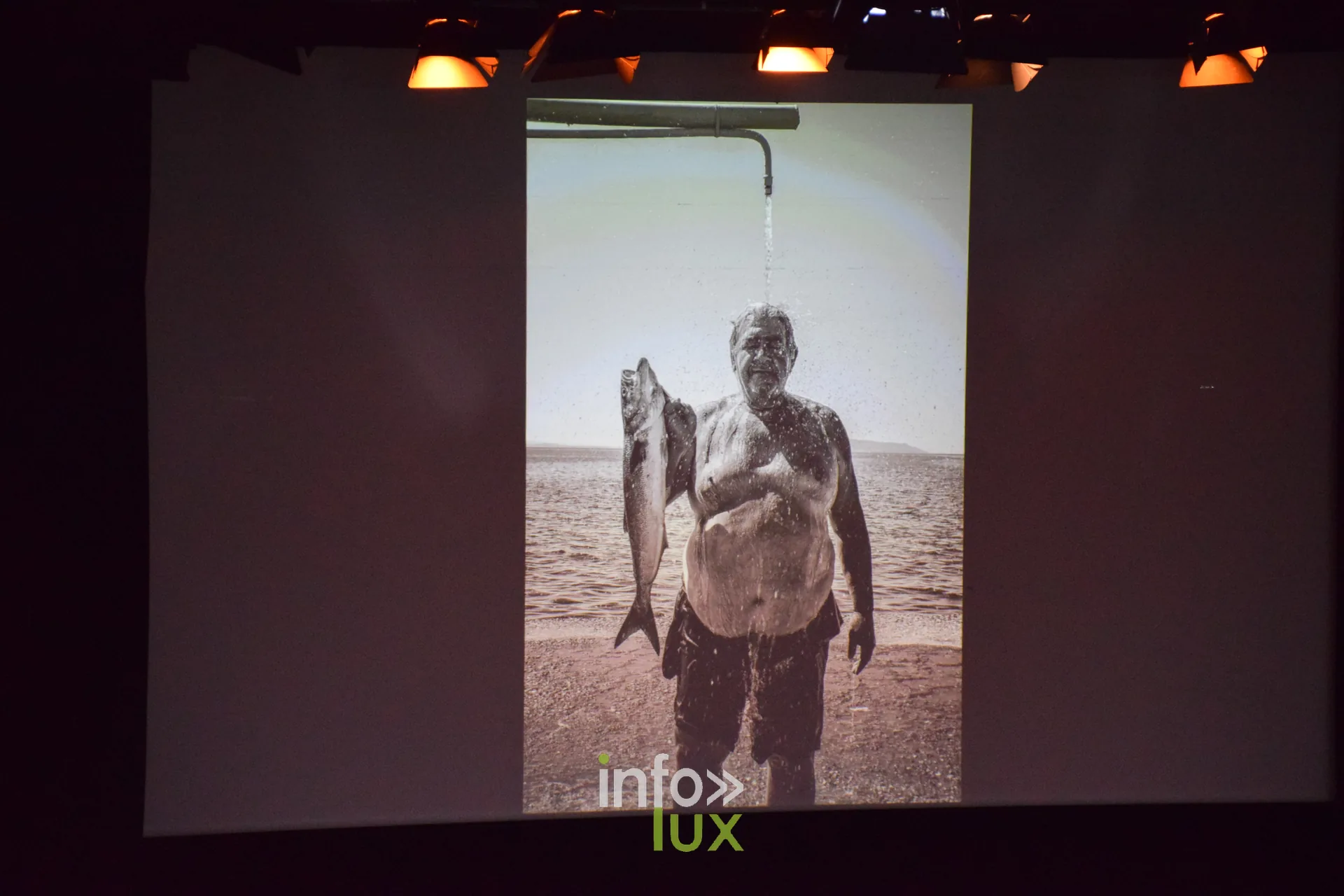 Salon Photo & Vidéo 2026, Grande Halle de la Villette, Paris : Une image projetée pendant la Grande Rencontre avec Nikos Aliagas, animée par Sophie Bernard